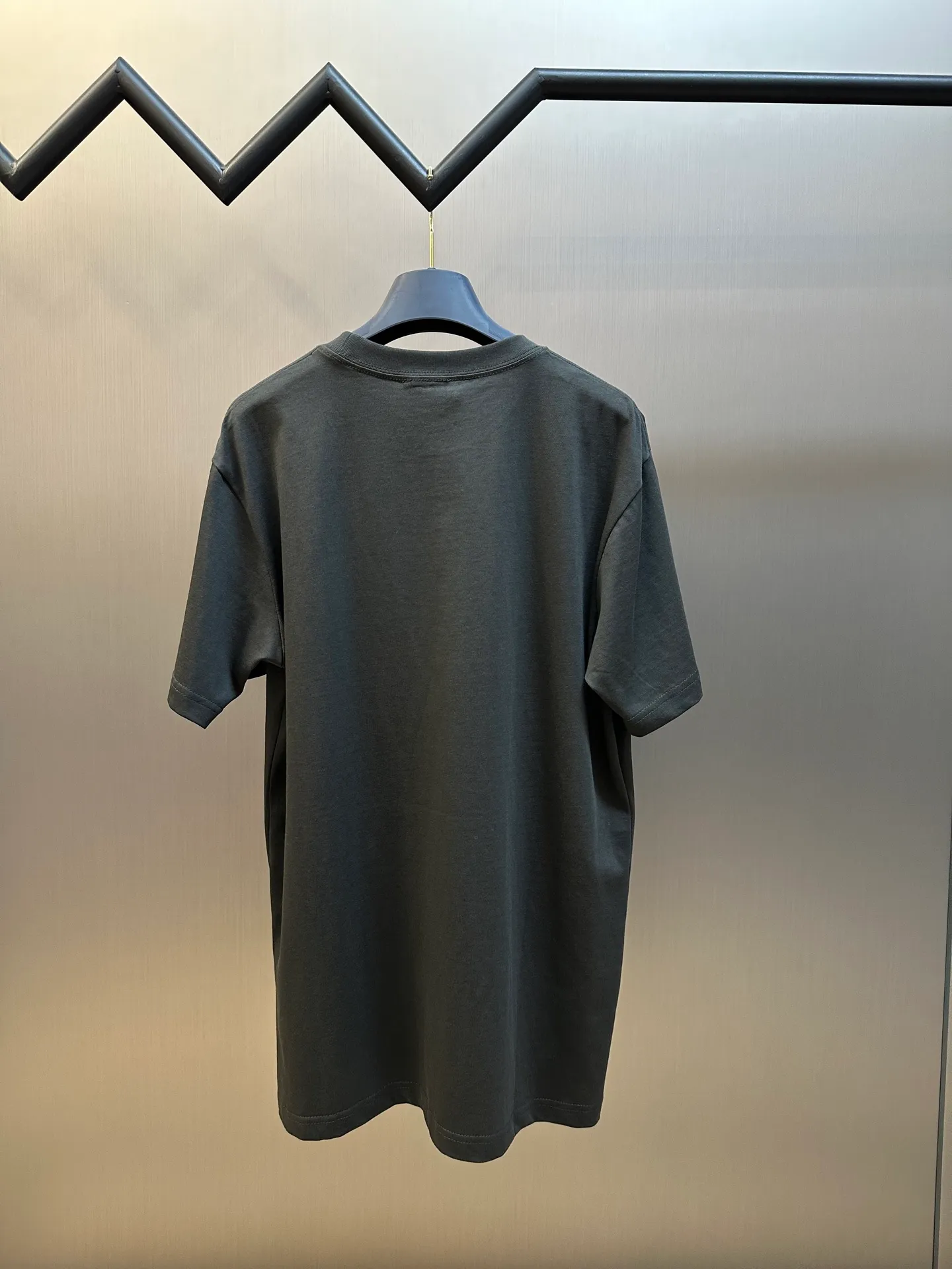 🅿️260 Dior co-branded embroidered round neck short-sleeved cotton jersey fabric, made of 15S fine cotton plain weave, 230g; paired with threaded 32S double yarn rack, 300g. 15S is a relatively thick yarn used to make thicker and more durable fabrics. The fabric made of pure cotton natural fiber has the characteristics of good hygroscopicity, strong breathability, softness and comfort. Cotton fabrics are generally suitable for summer wear and can help keep your body dry and comfortable. The yarn passes alternately in the horizontal and vertical directions to form a simple cross structure; it has good elasticity and wear resistance.  It is processed by needle embroidery process, and the main body adopts precision needle embroidery process; the embroidery is very fine and dense, the pattern is clear and the lines and three-dimensional sense are strong. The linen material embroidery thread is combined with encrypted processing, and the embroidery body has a subtle matte visual texture; the embroidery effect is three-dimensional and full. The flat embroidery has a unique needle-to-needle design, and the embroidery is very fine and dense. The overall stitching is fine, with consistent fineness and texture, adding a sense of layering to the simple design.  The standard round neck and short-sleeved version has a rounded arc neckline, which is suitable for various face shapes and body shapes; the sleeve length is moderate and ends just above the elbow, showing a smart and neat image. The slim fit can show off the wearer's body curves without sacrificing comfort. The collar, cuffs, hem and other parts are all sewn with fine double-needle stitching.  size：xs s m l