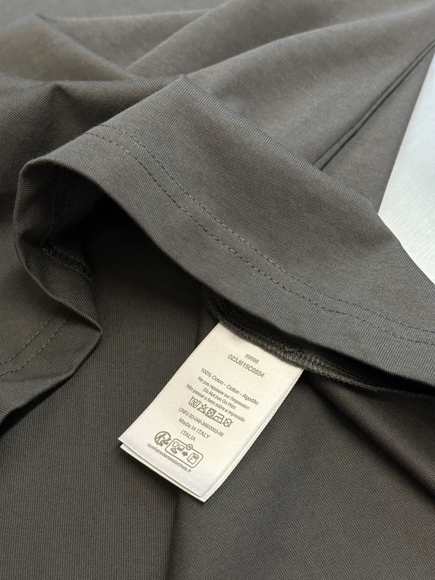 🅿️260 Dior co-branded embroidered round neck short-sleeved cotton jersey fabric, made of 15S fine cotton plain weave, 230g; paired with threaded 32S double yarn rack, 300g. 15S is a relatively thick yarn used to make thicker and more durable fabrics. The fabric made of pure cotton natural fiber has the characteristics of good hygroscopicity, strong breathability, softness and comfort. Cotton fabrics are generally suitable for summer wear and can help keep your body dry and comfortable. The yarn passes alternately in the horizontal and vertical directions to form a simple cross structure; it has good elasticity and wear resistance.  It is processed by needle embroidery process, and the main body adopts precision needle embroidery process; the embroidery is very fine and dense, the pattern is clear and the lines and three-dimensional sense are strong. The linen material embroidery thread is combined with encrypted processing, and the embroidery body has a subtle matte visual texture; the embroidery effect is three-dimensional and full. The flat embroidery has a unique needle-to-needle design, and the embroidery is very fine and dense. The overall stitching is fine, with consistent fineness and texture, adding a sense of layering to the simple design.  The standard round neck and short-sleeved version has a rounded arc neckline, which is suitable for various face shapes and body shapes; the sleeve length is moderate and ends just above the elbow, showing a smart and neat image. The slim fit can show off the wearer's body curves without sacrificing comfort. The collar, cuffs, hem and other parts are all sewn with fine double-needle stitching.  size：xs s m l