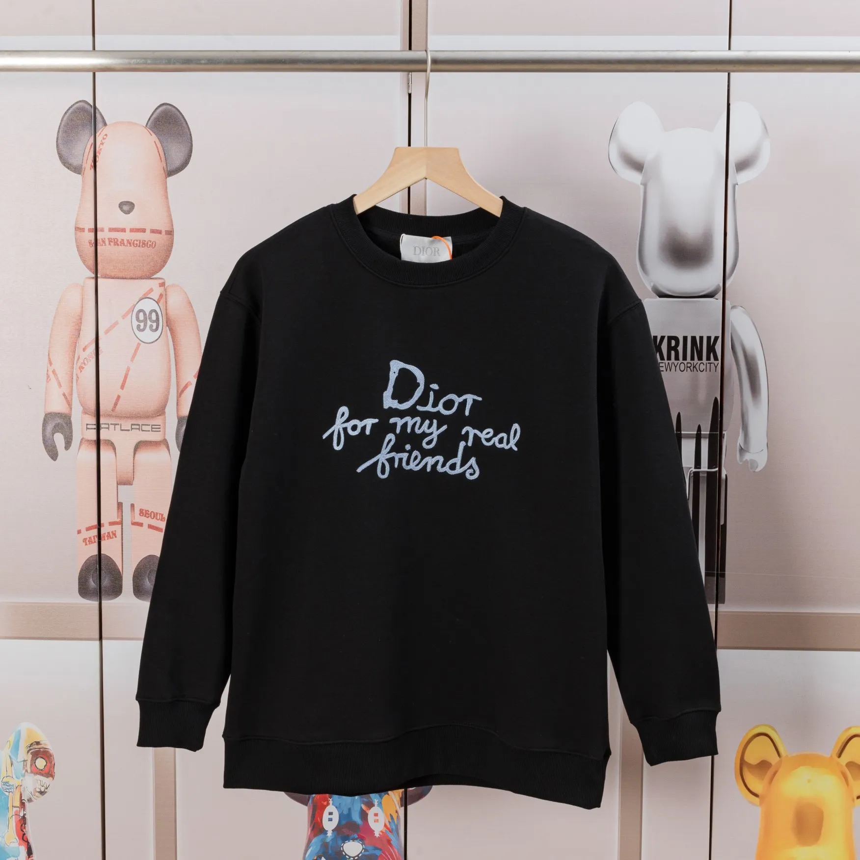 🅿️290 Dior DIOR's new embroidered round neck sweatshirt, the fabric is comfortable and soft. Composite Austrian velvet. High quality 🔥 Logo letters on the front are embroidered with high craftsmanship, and the ribs are specially customized to restore the trend brought by special craftsmanship. Customized dyeing, complete with three standards. Non-market ordinary version. Compare at will. Quality is absolutely guaranteed. Same style for men and women. Color: Black White Navy Code Number: S M L XL [Style No. A3352]