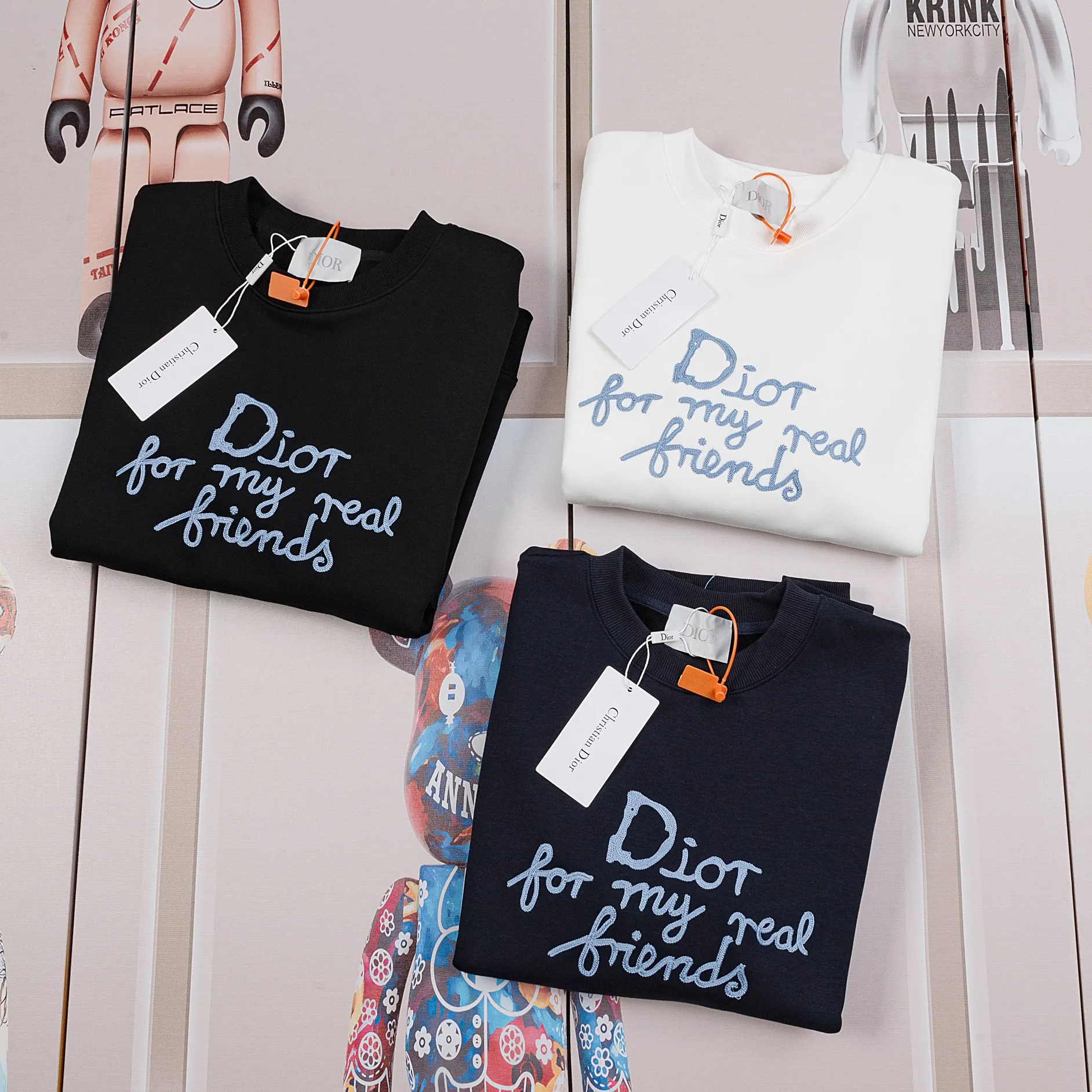 🅿️290 Dior DIOR's new embroidered round neck sweatshirt, the fabric is comfortable and soft. Composite Austrian velvet. High quality 🔥 Logo letters on the front are embroidered with high craftsmanship, and the ribs are specially customized to restore the trend brought by special craftsmanship. Customized dyeing, complete with three standards. Non-market ordinary version. Compare at will. Quality is absolutely guaranteed. Same style for men and women. Color: Black White Navy Code Number: S M L XL [Style No. A3352]