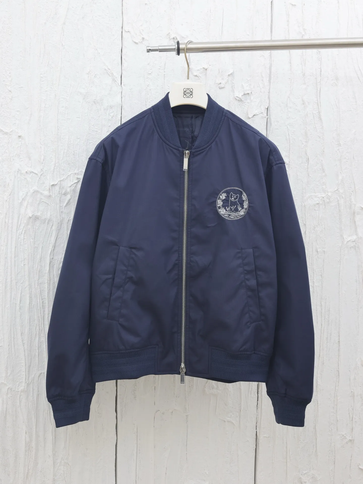 🅿️660 Dio*/Dior 25ss new cat embroidered bomber jacket with Dio For My Real Friends logo from the DIO AND HYLTON NEL joint series. Crafted from navy cotton-blend in a comfortable fit with ribbed trim and welt pockets, it's embroidered with the collection's signature on the front and back. Wear it with a variety of everyday outfits.  Size: 46/48/50/52