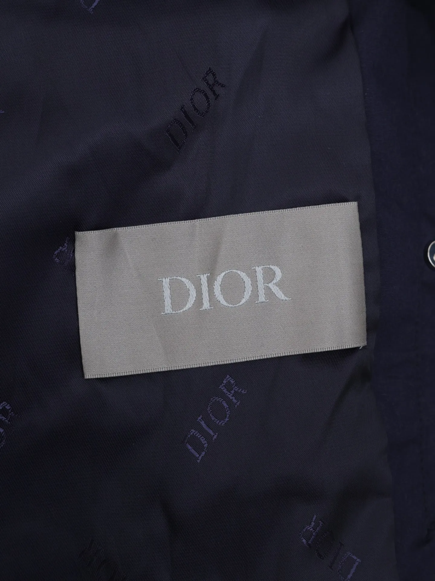 🅿️660 Dio*/Dior 25ss new cat embroidered bomber jacket with Dio For My Real Friends logo from the DIO AND HYLTON NEL joint series. Crafted from navy cotton-blend in a comfortable fit with ribbed trim and welt pockets, it's embroidered with the collection's signature on the front and back. Wear it with a variety of everyday outfits.  Size: 46/48/50/52