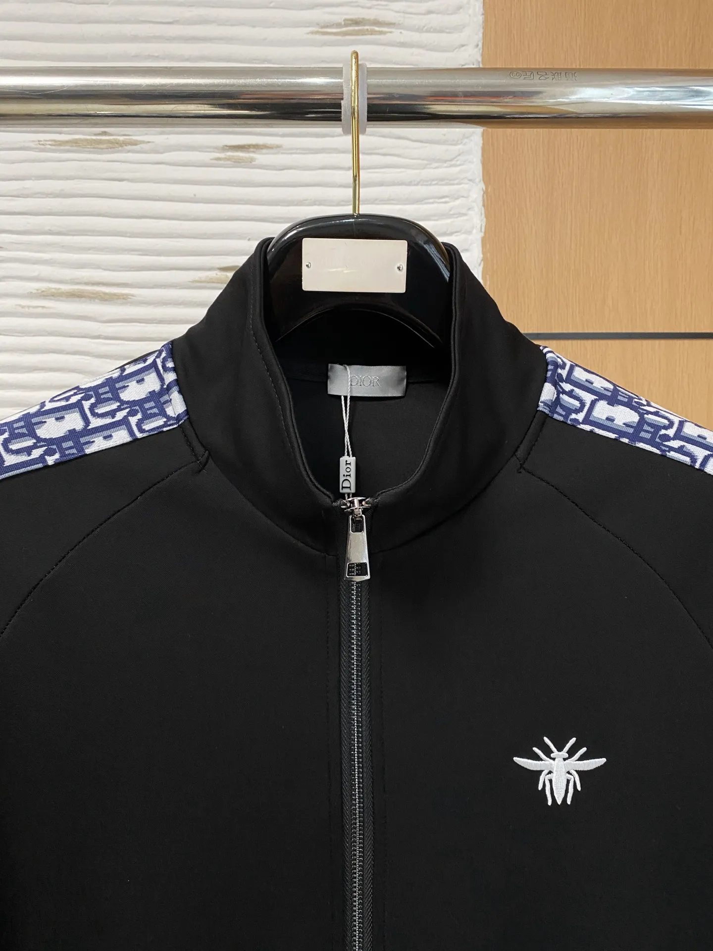 🅿️700 Dior hot-selling suit is coming. Focus on the original version of the official website. 2025 new hot-selling cardigan sweater suit. The original order is the best. 🇭🇰The meticulous work of top designers. It has a fitting and perfect upper body effect. All-natural high-quality Tencel Roman cotton 100%, close-fitting comfort, noble and elegant! Original hardware embodies elegance and nobility! Counter size: M-3XL (maximum wear to 190)