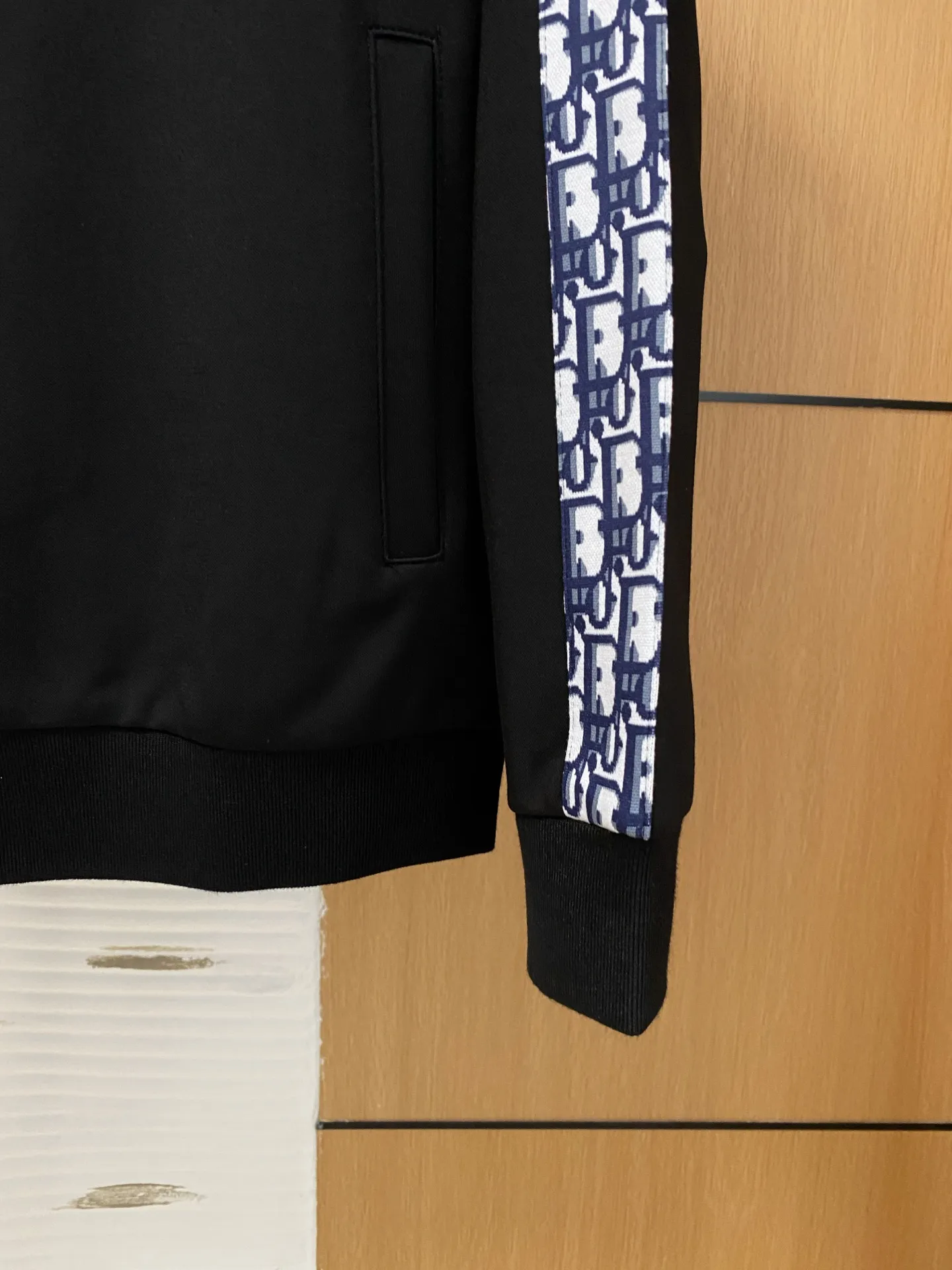 🅿️700 Dior hot-selling suit is coming. Focus on the original version of the official website. 2025 new hot-selling cardigan sweater suit. The original order is the best. 🇭🇰The meticulous work of top designers. It has a fitting and perfect upper body effect. All-natural high-quality Tencel Roman cotton 100%, close-fitting comfort, noble and elegant! Original hardware embodies elegance and nobility! Counter size: M-3XL (maximum wear to 190)