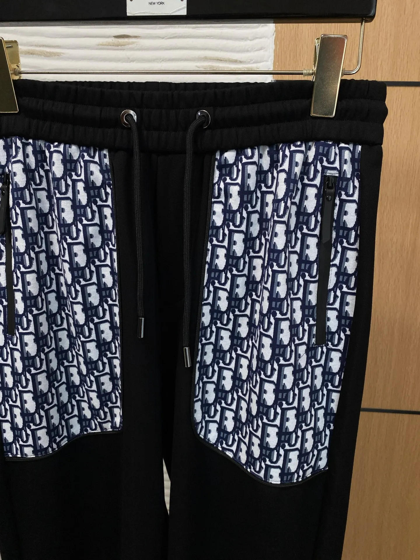 🅿️700 Dior hot-selling suit is coming. Focus on the original version of the official website. 2025 new hot-selling cardigan sweater suit. The original order is the best. 🇭🇰The meticulous work of top designers. It has a fitting and perfect upper body effect. All-natural high-quality Tencel Roman cotton 100%, close-fitting comfort, noble and elegant! Original hardware embodies elegance and nobility! Counter size: M-3XL (maximum wear to 190)
