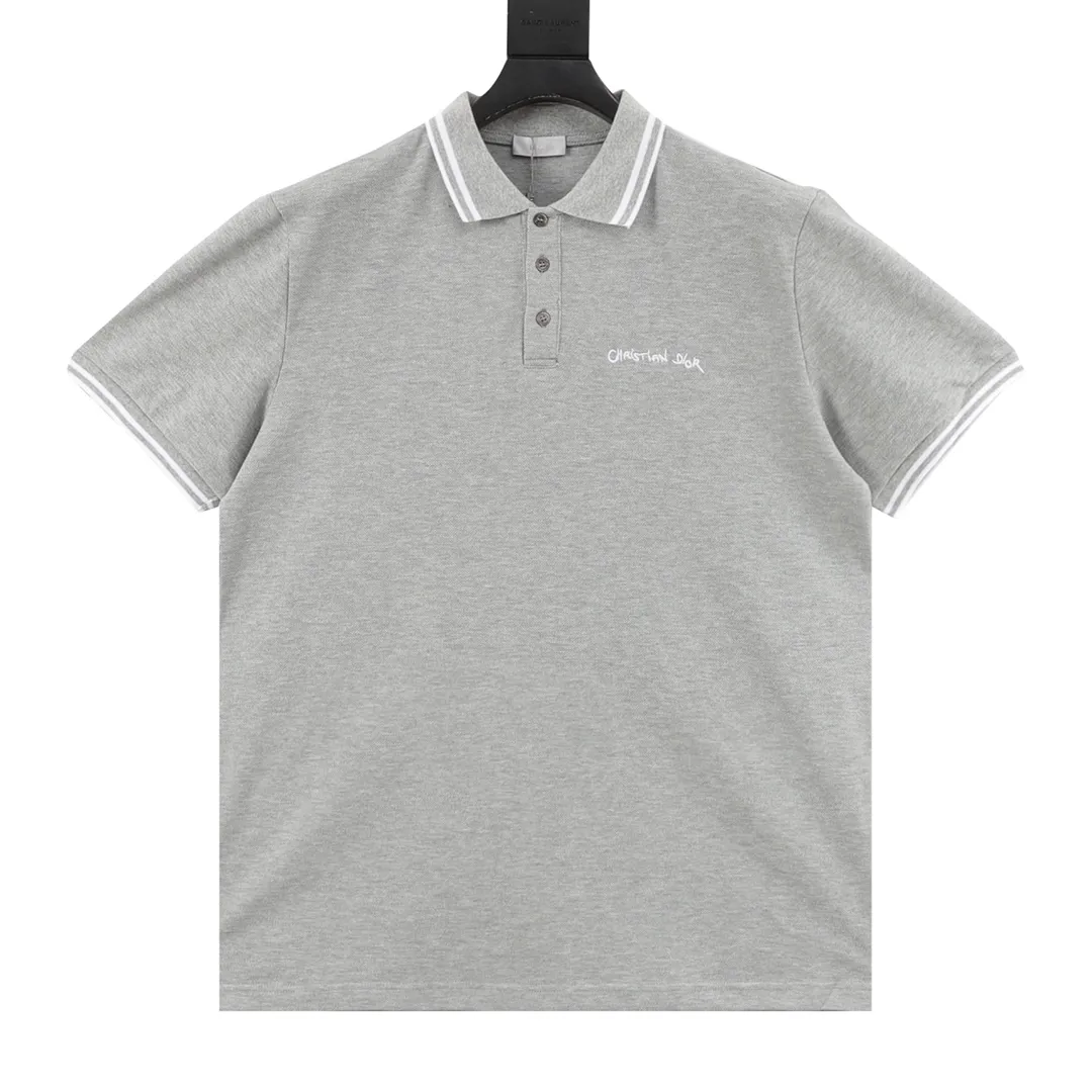 🅿️270 DIOR/Dior short-sleeved polo with cursive letter embroidery, original custom-made 200g cotton vermilion fabric, thread dyed the same as the original. Inspired by classic letter series. A cursive graphic design reinterprets the classic logo. Contrasting logo patch at chest. The imported machine-made tatami embroidery technology makes the letter logo appear delicate and exquisite, enhancing the decorative effect. Use an embroidery machine to embroider the designed letter logo onto the patch. Unisex Size: S-L