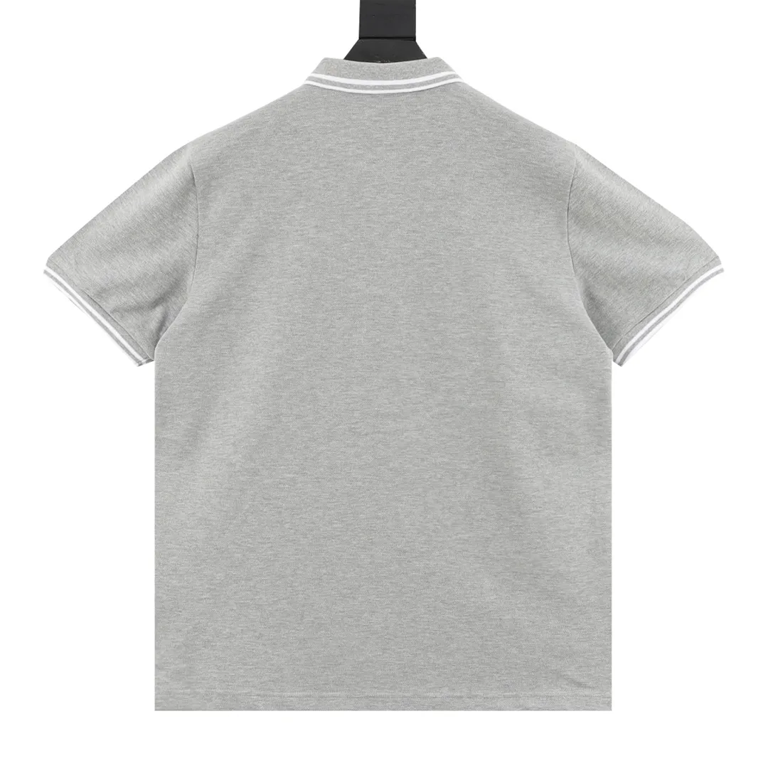 🅿️270 DIOR/Dior short-sleeved polo with cursive letter embroidery, original custom-made 200g cotton vermilion fabric, thread dyed the same as the original. Inspired by classic letter series. A cursive graphic design reinterprets the classic logo. Contrasting logo patch at chest. The imported machine-made tatami embroidery technology makes the letter logo appear delicate and exquisite, enhancing the decorative effect. Use an embroidery machine to embroider the designed letter logo onto the patch. Unisex Size: S-L