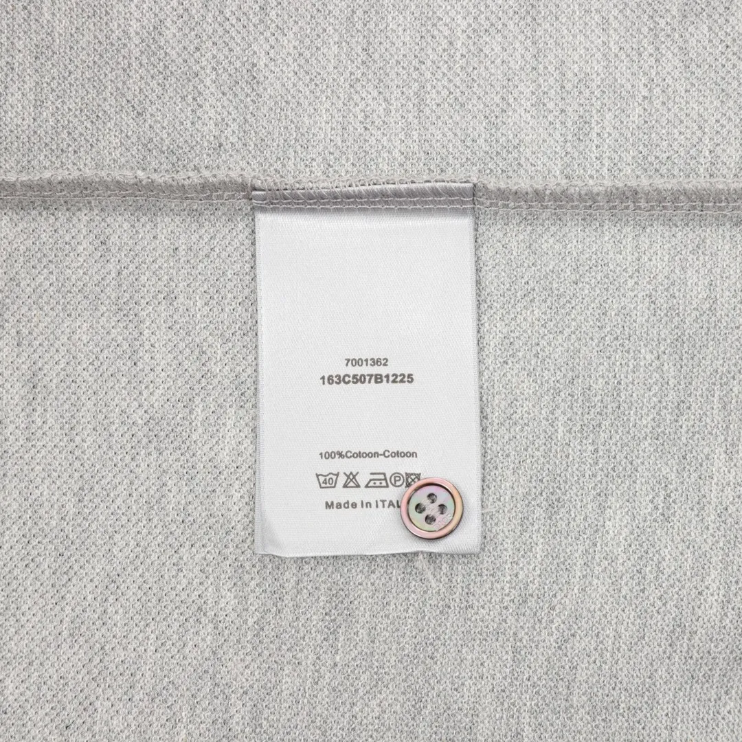 🅿️270 DIOR/Dior short-sleeved polo with cursive letter embroidery, original custom-made 200g cotton vermilion fabric, thread dyed the same as the original. Inspired by classic letter series. A cursive graphic design reinterprets the classic logo. Contrasting logo patch at chest. The imported machine-made tatami embroidery technology makes the letter logo appear delicate and exquisite, enhancing the decorative effect. Use an embroidery machine to embroider the designed letter logo onto the patch. Unisex Size: S-L