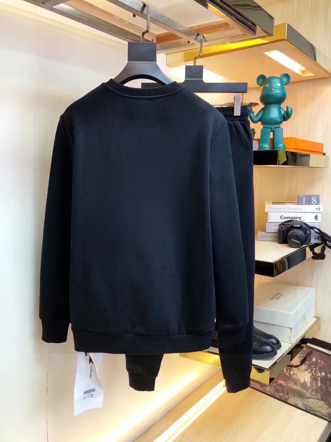 🅿️400 Directly approved brand [DIOR Dior] (velvet and thickened) 2025 autumn and winter new products, celebrities’ favorite fashion-flavored casual suits, clean and neat tailoring, full of urban style. Made of high-quality customized fabrics, the inner warmth is excellent, the hand feels soft and dry, and the upper body effect is crisp and stylish. The three-dimensional cutting process and the pattern are all of high standards, and the silhouette version has the right benefits! It is not tight at all, and you feel good when you put it on. So many top-quality raw materials create high-end products with unparalleled value. It is the first choice for high-end fashion people. (Size: M-4XL can wear up to 200 pounds)