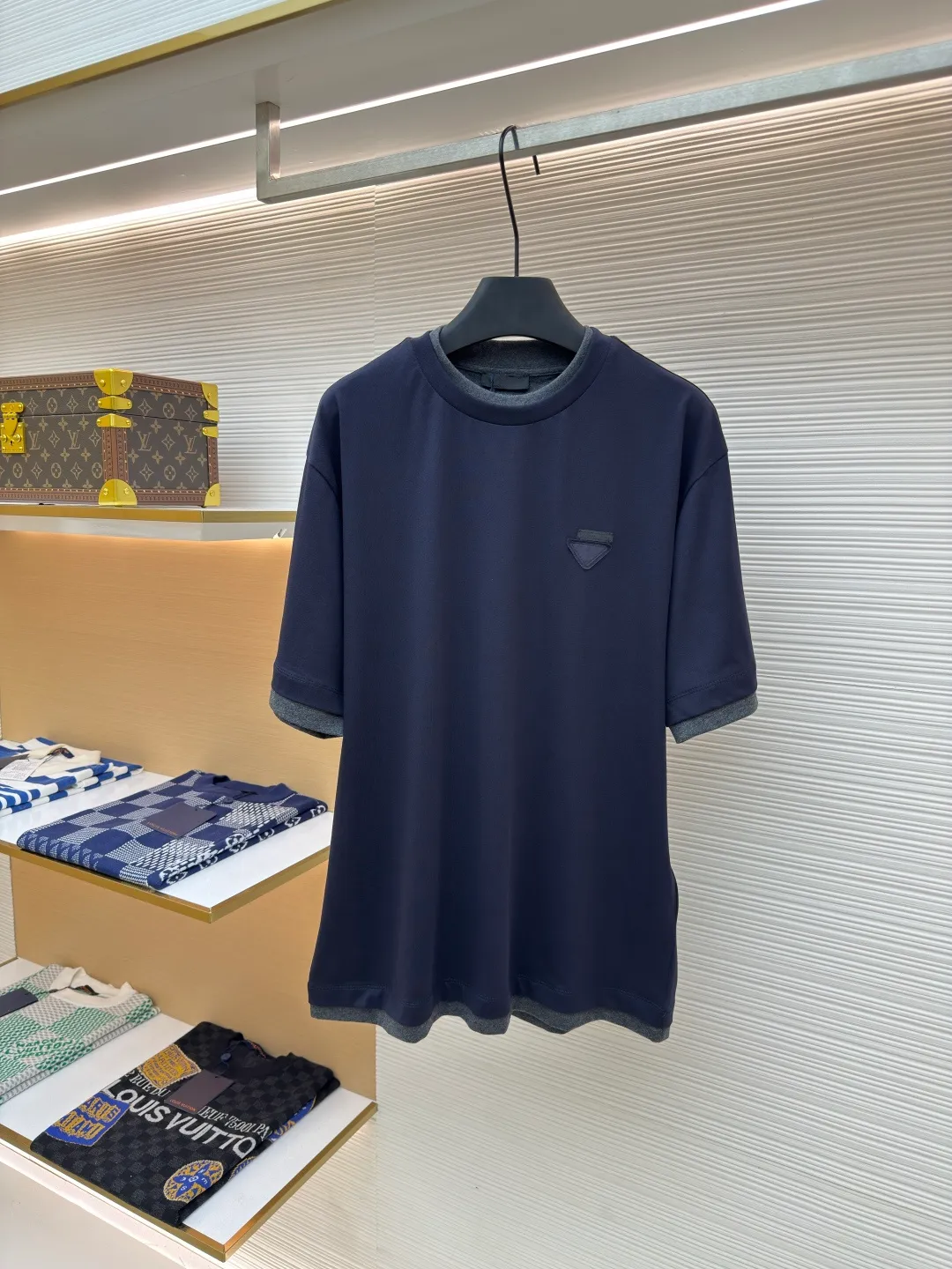 Prada triangular cloth label round neck short sleeves ●Authentic product: Purchased and developed by 4482 ●Item number: 1680227-A10 ●Fabric: special woven dense cotton fabric ●Technology: made on positioning cutting machine ●Version: fitted version ●Weight: about 260 grams ●Size: XS-S-M-L ●Description: Made of 24S special woven compact cotton fabric, 185g; with 40S double yarn thread, 220g. The strength of compact yarn is higher than that of traditional single yarn. The single fibers in compact yarn are closely arranged, which helps to improve the strength of the yarn. The ends of the fibers are all twisted into the yarn, so the yarn is very tight and the yarn has a smooth appearance with less hairiness. Compact spinning yarn has higher strength and less hairiness, making it less prone to fraying. The characteristics of the classic brand's triangular woven label are innovative breakthroughs from three dimensions: material collision, structural craftsmanship and symbolic narrative. The three-dimensional thickness is formed by hot-pressing composite. Because it can be woven with woven yarn raw materials, laser cut and restored, it has different characteristics in terms of temperature resistance. The classic round neck basic version design adopts a double-layer neckline and asymmetrical hem with a fake two-piece structure, and the side seams form a three-dimensional box silhouette. Create a visual dislocation effect through the collision and stacking of color blocks. The triangle logo on the front chest is heat-embossed to create a matte and slightly reflective contrast with the main fabric. The overall wiring is straight and delicate, the fabric is comfortable and soft, and the color is consistent without color difference. It can be matched with the same style to create a fashionable look and control various occasions. Customized accessories, complete with three standards, same style for men and women!