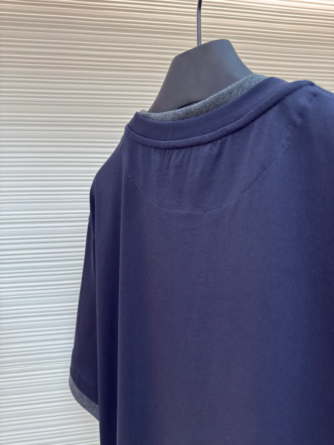 Prada triangular cloth label round neck short sleeves ●Authentic product: Purchased and developed by 4482 ●Item number: 1680227-A10 ●Fabric: special woven dense cotton fabric ●Technology: made on positioning cutting machine ●Version: fitted version ●Weight: about 260 grams ●Size: XS-S-M-L ●Description: Made of 24S special woven compact cotton fabric, 185g; with 40S double yarn thread, 220g. The strength of compact yarn is higher than that of traditional single yarn. The single fibers in compact yarn are closely arranged, which helps to improve the strength of the yarn. The ends of the fibers are all twisted into the yarn, so the yarn is very tight and the yarn has a smooth appearance with less hairiness. Compact spinning yarn has higher strength and less hairiness, making it less prone to fraying. The characteristics of the classic brand's triangular woven label are innovative breakthroughs from three dimensions: material collision, structural craftsmanship and symbolic narrative. The three-dimensional thickness is formed by hot-pressing composite. Because it can be woven with woven yarn raw materials, laser cut and restored, it has different characteristics in terms of temperature resistance. The classic round neck basic version design adopts a double-layer neckline and asymmetrical hem with a fake two-piece structure, and the side seams form a three-dimensional box silhouette. Create a visual dislocation effect through the collision and stacking of color blocks. The triangle logo on the front chest is heat-embossed to create a matte and slightly reflective contrast with the main fabric. The overall wiring is straight and delicate, the fabric is comfortable and soft, and the color is consistent without color difference. It can be matched with the same style to create a fashionable look and control various occasions. Customized accessories, complete with three standards, same style for men and women!