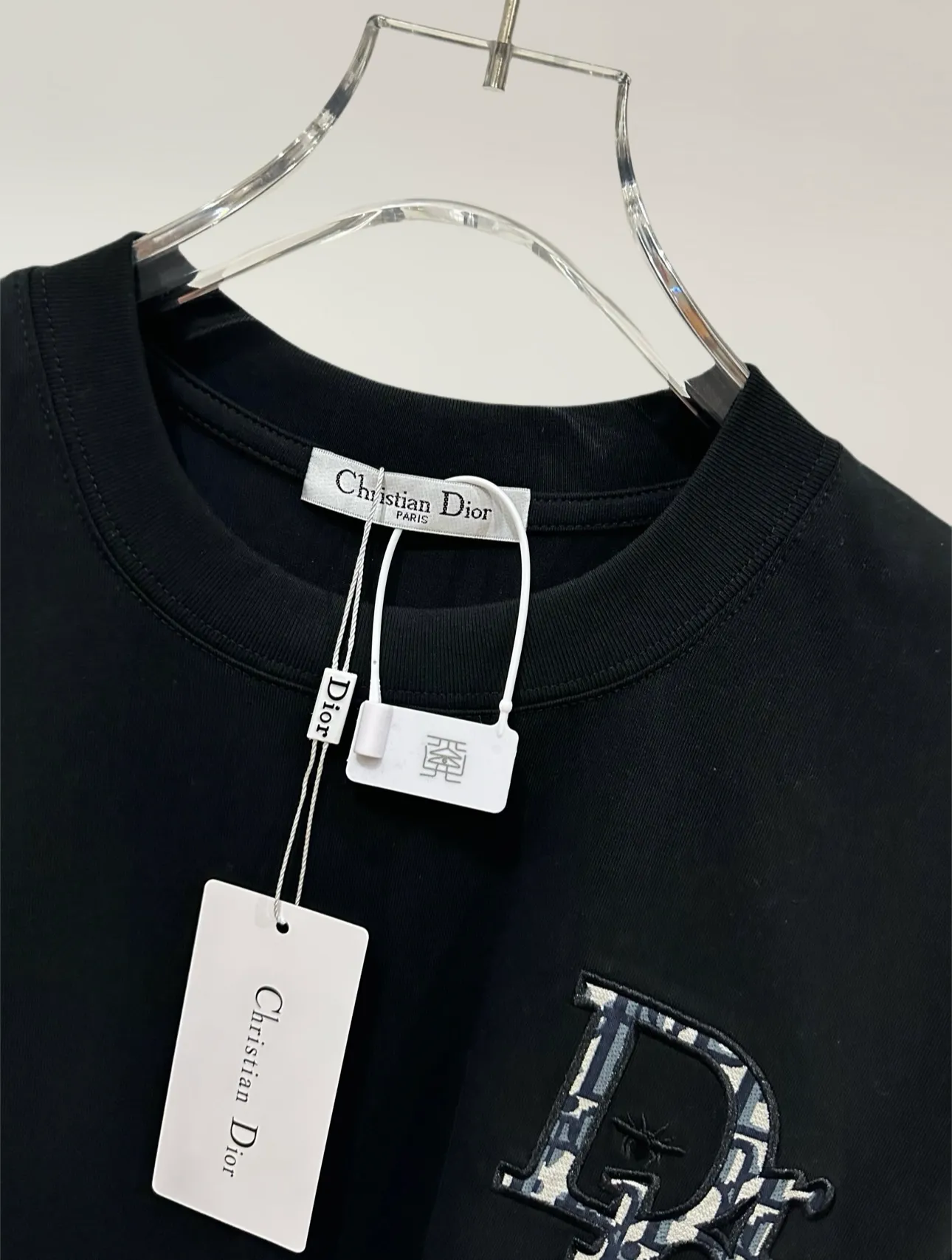 🅿️190 top replica ⭐Dior🔥dior 25SS new heavy industry pure cotton basic version patch three-dimensional embossed short-sleeved half-sleeved T-shirt The Dior brand letters on the front chest, the oversized logo on the back, and the contrasting horizontal stripe pattern are all made of highly demanding patches and permanent three-dimensional embossing. They are seamlessly inlaid and integrated into one body. The level of replica craftsmanship is extremely high. It is made of 280-gram heavy-washed pure cotton fabric, which does not shrink or deform. The feel and texture are all of the highest quality, which is different from the inferior scrawled versions on the market. The tailoring is impeccable and the three standards are complete. Same style for men and women. Size: S-xL Color: black white