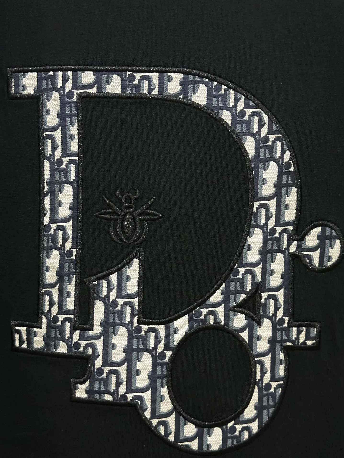 🅿️190 top replica ⭐Dior🔥dior 25SS new heavy industry pure cotton basic version patch three-dimensional embossed short-sleeved half-sleeved T-shirt The Dior brand letters on the front chest, the oversized logo on the back, and the contrasting horizontal stripe pattern are all made of highly demanding patches and permanent three-dimensional embossing. They are seamlessly inlaid and integrated into one body. The level of replica craftsmanship is extremely high. It is made of 280-gram heavy-washed pure cotton fabric, which does not shrink or deform. The feel and texture are all of the highest quality, which is different from the inferior scrawled versions on the market. The tailoring is impeccable and the three standards are complete. Same style for men and women. Size: S-xL Color: black white