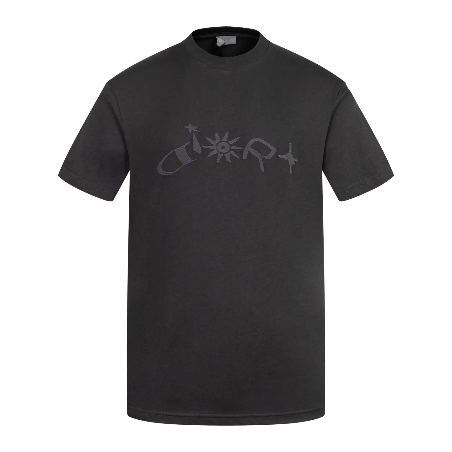🅿️260 [Exclusive supply] CD Hlton co-branded sun letter embroidered short sleeves (grey). The fabric is made of 15S 230g fine cotton plain fabric, and the rib is made of 32S 300g double yarn stretch rib. This T-shirt is a new product of the 2025 autumn men's wear series and comes from the ANDLEWIS HAMILTON limited series. Crafted from cotton jersey, it features a co-branded embroidery on the front that reinterprets the logo in a graphic style. Featuring a sporty silhouette, it can be worn with jeans or track pants. 15S fine cotton plain fabric is a high-quality cotton fabric made of cotton fibers processed by combing process. Compared with ordinary cotton fabrics, its fibers are arranged more neatly and have a higher density. The combing process makes the fabric have better texture and luster, while also improving the softness, comfort and breathability of the fabric. Flat stitch embroidery three-dimensional craft is a special embroidery technique that uses flat stitch to create embroidery with a three-dimensional feel. This process creates a richer three-dimensional effect and layering by precisely controlling the depth and angle of the stitches and increasing the density and length. Size:XS-S-M-L