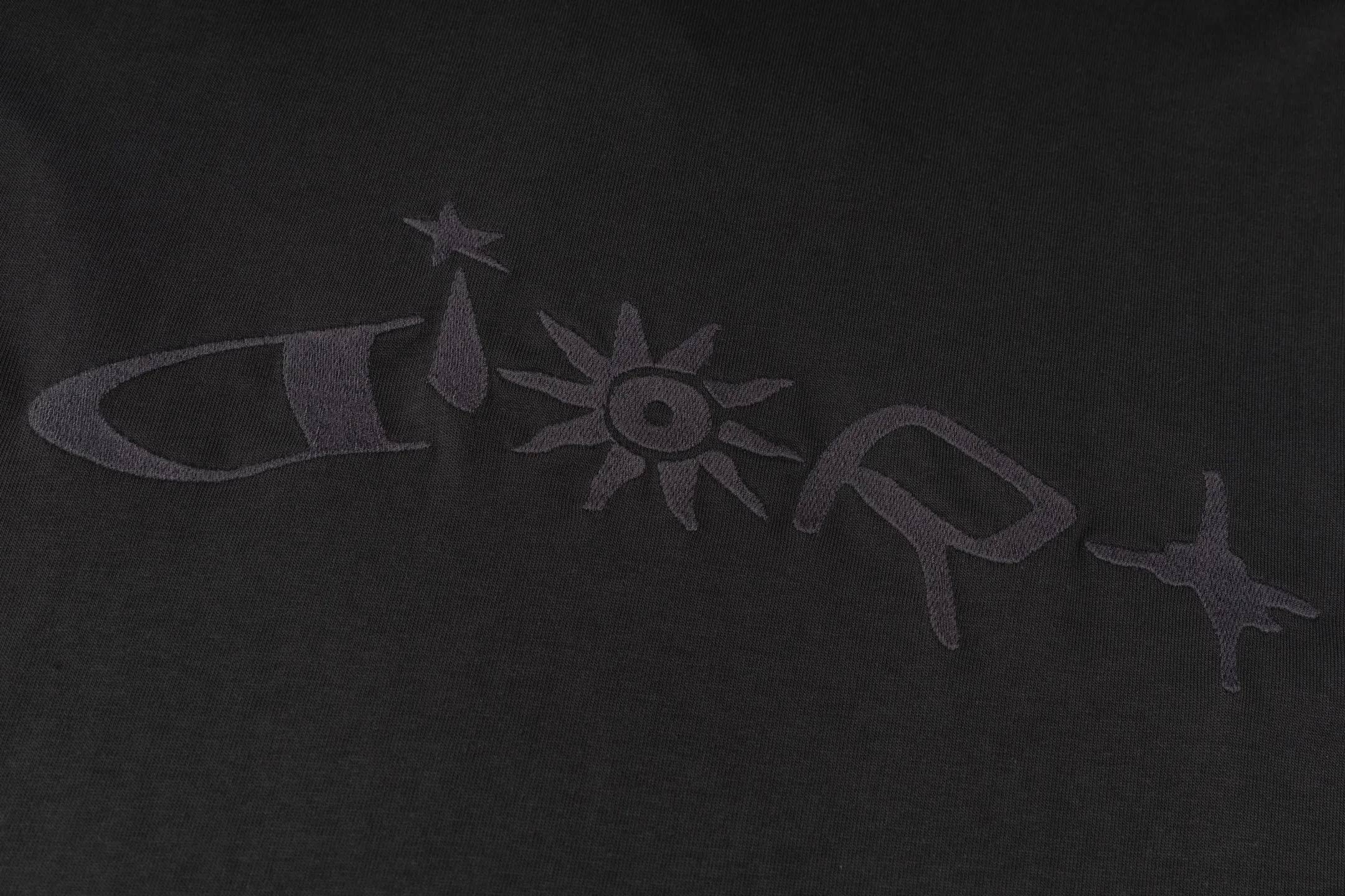 🅿️260 [Exclusive supply] CD Hlton co-branded sun letter embroidered short sleeves (grey). The fabric is made of 15S 230g fine cotton plain fabric, and the rib is made of 32S 300g double yarn stretch rib. This T-shirt is a new product of the 2025 autumn men's wear series and comes from the ANDLEWIS HAMILTON limited series. Crafted from cotton jersey, it features a co-branded embroidery on the front that reinterprets the logo in a graphic style. Featuring a sporty silhouette, it can be worn with jeans or track pants. 15S fine cotton plain fabric is a high-quality cotton fabric made of cotton fibers processed by combing process. Compared with ordinary cotton fabrics, its fibers are arranged more neatly and have a higher density. The combing process makes the fabric have better texture and luster, while also improving the softness, comfort and breathability of the fabric. Flat stitch embroidery three-dimensional craft is a special embroidery technique that uses flat stitch to create embroidery with a three-dimensional feel. This process creates a richer three-dimensional effect and layering by precisely controlling the depth and angle of the stitches and increasing the density and length. Size:XS-S-M-L