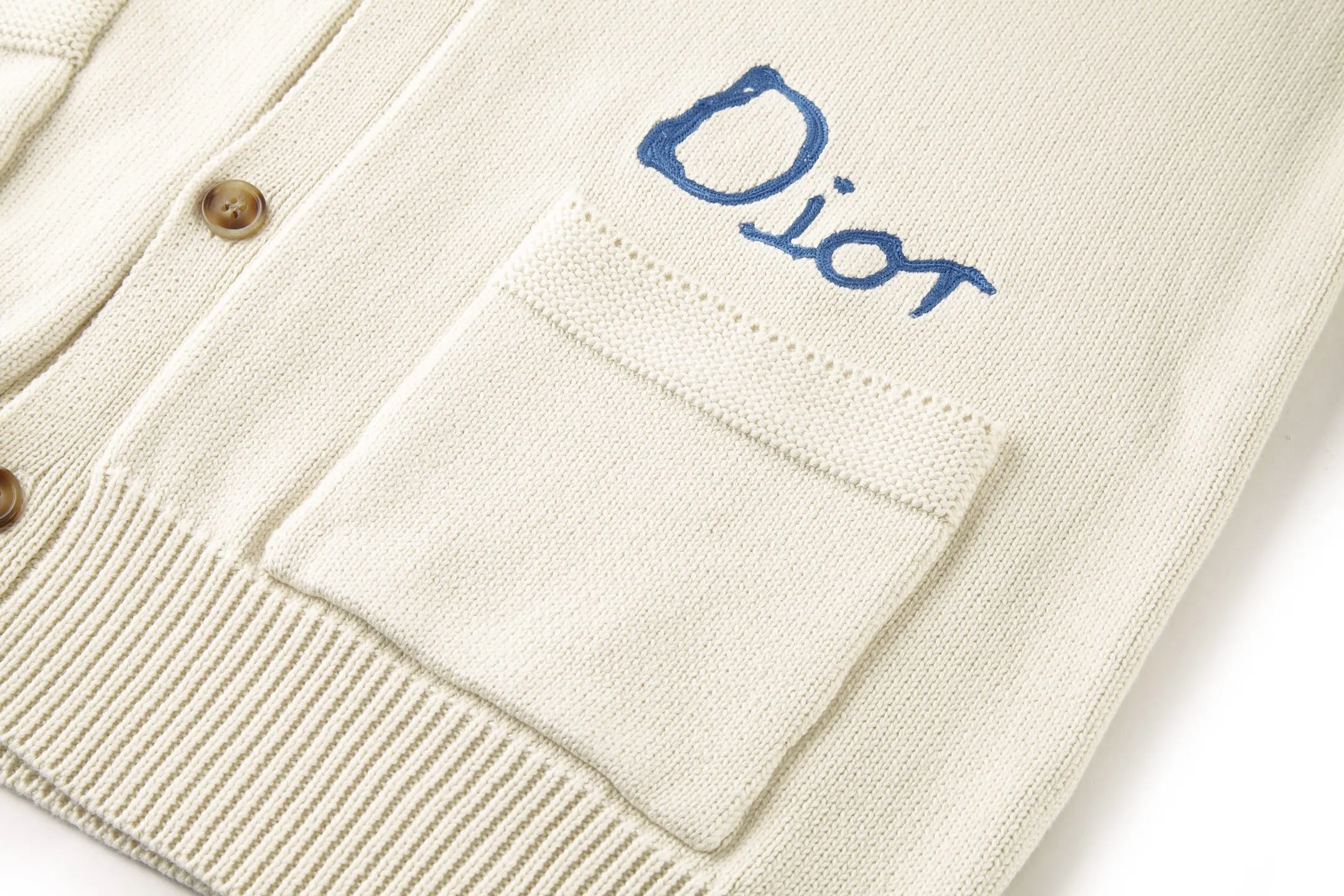 🅿️560 [Exclusive supply] CD Friend embroidered cotton blend button cardigan. The fabric is made of 40-count cotton yarn and wool, and the cotton content is 62%. It is mixed with 38% polyester. Mixing two kinds of wool materials can effectively make the upper body more three-dimensional. The embroidery uses high-density wool yarn embroidery technology, and the front numbers are all equipped with the joint series embroidery LOGO. The number of stitches is about 12,000. The auxiliary buttons are made of natural horn buttons, with the brand's iconic [DIOR] LOGO on the buttons. This cardigan displays the Dior For My Real Friends logo from the DIOR AND HYLTON NEL collaboration. Crafted from white cotton-blend jersey with embroidery on the front and back, button fastening and ribbed trims. Size:S-M-L