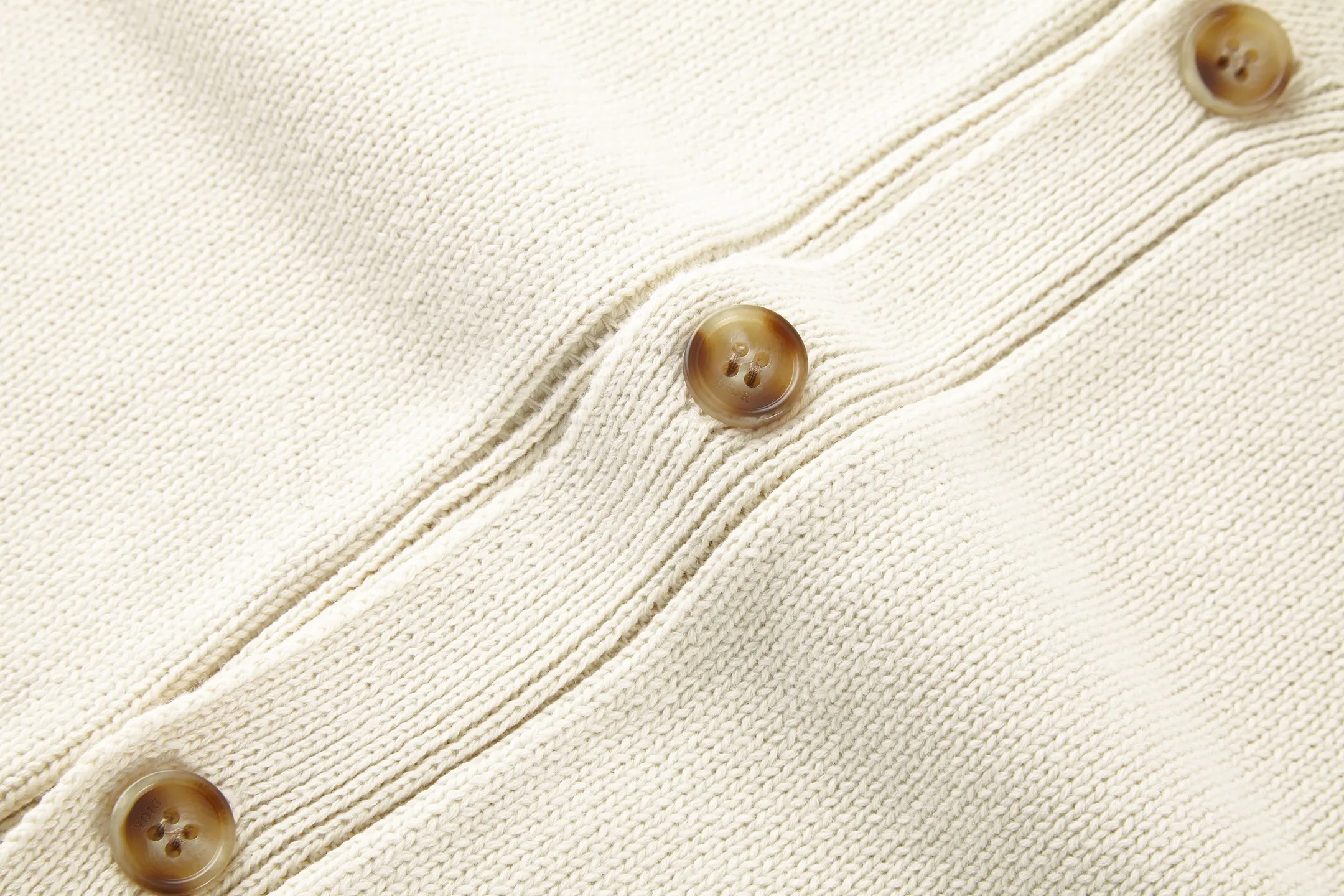 🅿️560 [Exclusive supply] CD Friend embroidered cotton blend button cardigan. The fabric is made of 40-count cotton yarn and wool, and the cotton content is 62%. It is mixed with 38% polyester. Mixing two kinds of wool materials can effectively make the upper body more three-dimensional. The embroidery uses high-density wool yarn embroidery technology, and the front numbers are all equipped with the joint series embroidery LOGO. The number of stitches is about 12,000. The auxiliary buttons are made of natural horn buttons, with the brand's iconic [DIOR] LOGO on the buttons. This cardigan displays the Dior For My Real Friends logo from the DIOR AND HYLTON NEL collaboration. Crafted from white cotton-blend jersey with embroidery on the front and back, button fastening and ribbed trims. Size:S-M-L