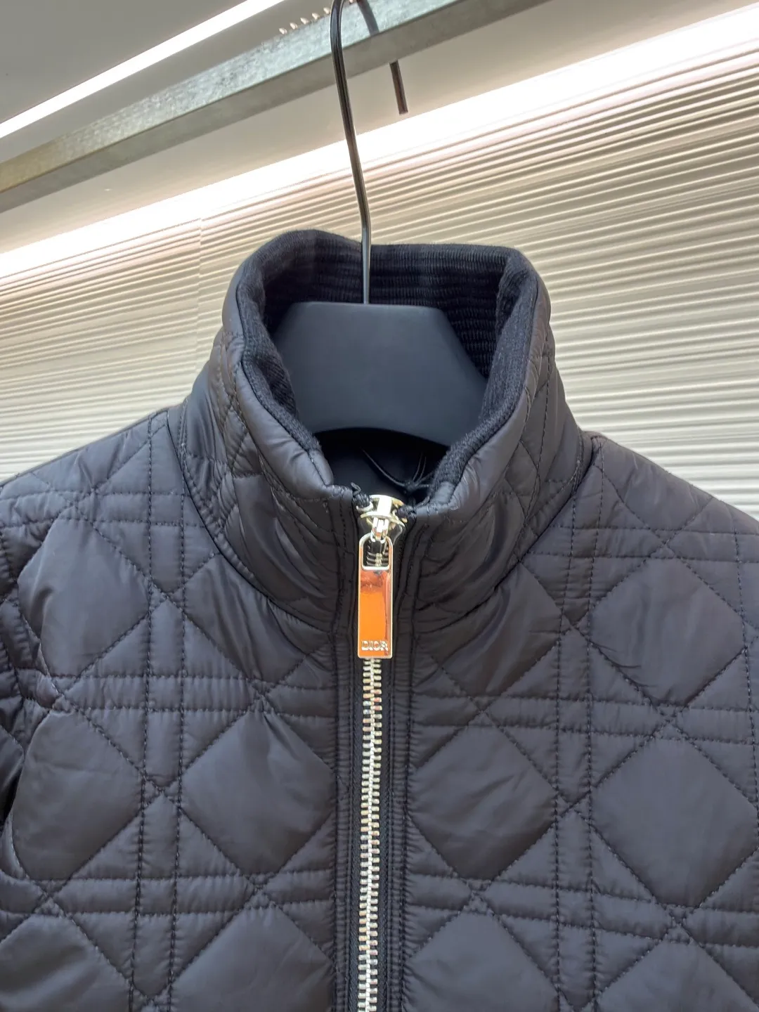 Dior cannage ribbed two-way zipper jacket ●Original version: Purchased and developed by 22991 ●Item number: 1681047-C45 ●Fabric: cannage fabric ●Technology: Made on positioning cutting machine ●Version: Fitted version ●Weight: about 675 grams ●Size: 46-48-50-52 ●Description: This cannage pattern reinterprets Dio's classic pattern. Crafted from black technical fabric with an all-over quilted cannage pattern, it has a ribbed collar and cuffs and a flapless stash pocket. May be worn with or tailored. The overall wiring is straight and delicate, the fabric is comfortable and soft, and the color is consistent without color difference. It can be matched with the same style to create a fashionable look and control various occasions. Customized accessories, complete with three standards, same style for men and women!