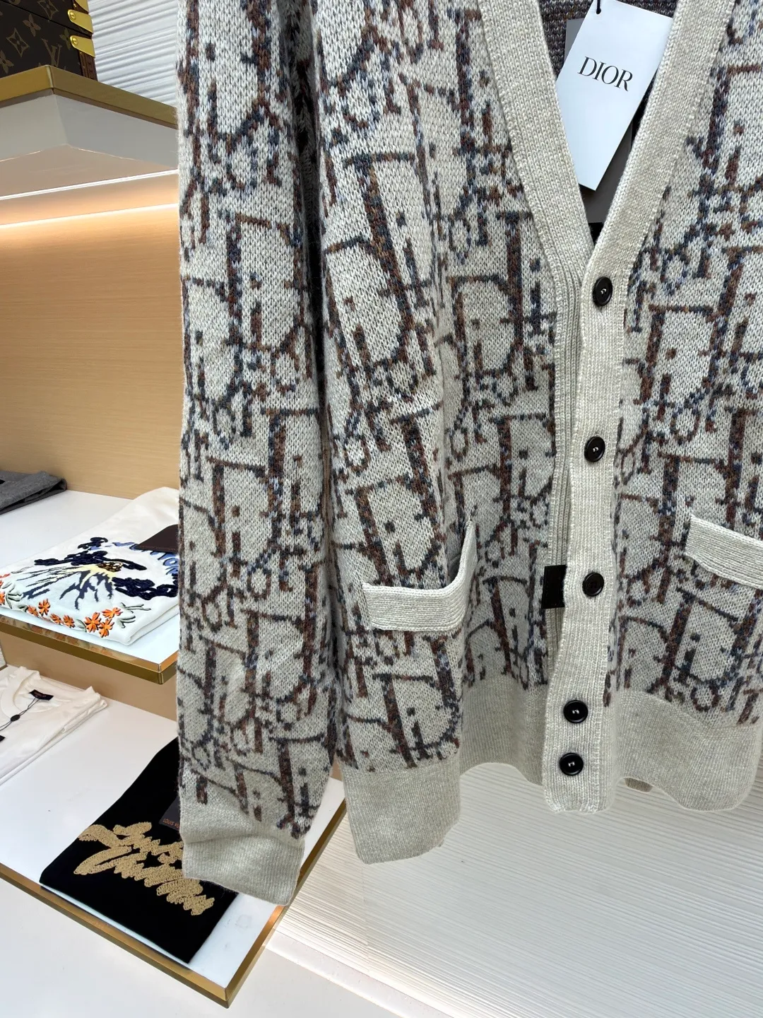 Dior presbyopic woolen cardigan ●Original version: 15,000 purchased and developed ●Item number: 1681285-C00 ●Fabric: wool blended fabric ●Technology: jacquard weaving ●Version: fitted version ●Weight: about 775 grams ●Size: XS-S-M-L ●Description: The wool is custom-dyed with imported premium 100% wool yarn, and jacquard weaving is carried out using an imported 5-gauge wool loom. A single piece takes 190 minutes, and is woven at a parallel and even speed. The whole piece of clothing is clear. The drawings are drawn by experienced masters, and the pattern is positioned according to YB. Specific three-label washing. The overall wiring is straight and delicate. The fabric is comfortable and soft, and the color is consistent without color difference. It can be matched with the same style to create a fashionable look, and can be used in various occasions. Customized accessories, complete with three standards, same style for men and women!