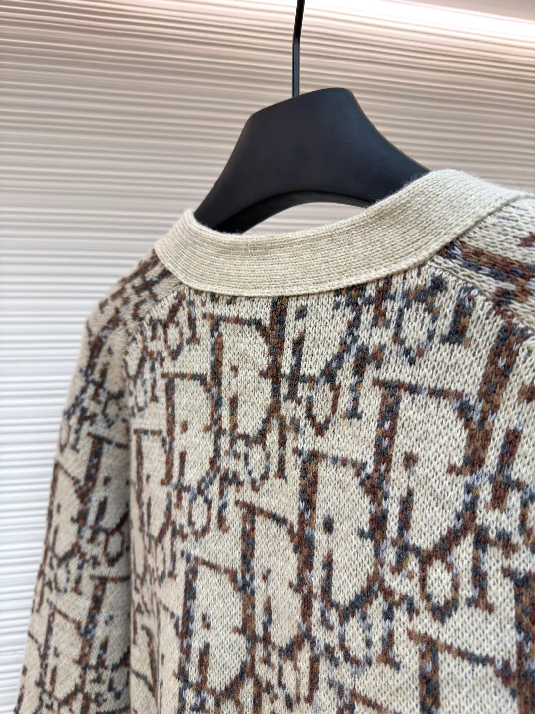 Dior presbyopic woolen cardigan ●Original version: 15,000 purchased and developed ●Item number: 1681285-C00 ●Fabric: wool blended fabric ●Technology: jacquard weaving ●Version: fitted version ●Weight: about 775 grams ●Size: XS-S-M-L ●Description: The wool is custom-dyed with imported premium 100% wool yarn, and jacquard weaving is carried out using an imported 5-gauge wool loom. A single piece takes 190 minutes, and is woven at a parallel and even speed. The whole piece of clothing is clear. The drawings are drawn by experienced masters, and the pattern is positioned according to YB. Specific three-label washing. The overall wiring is straight and delicate. The fabric is comfortable and soft, and the color is consistent without color difference. It can be matched with the same style to create a fashionable look, and can be used in various occasions. Customized accessories, complete with three standards, same style for men and women!