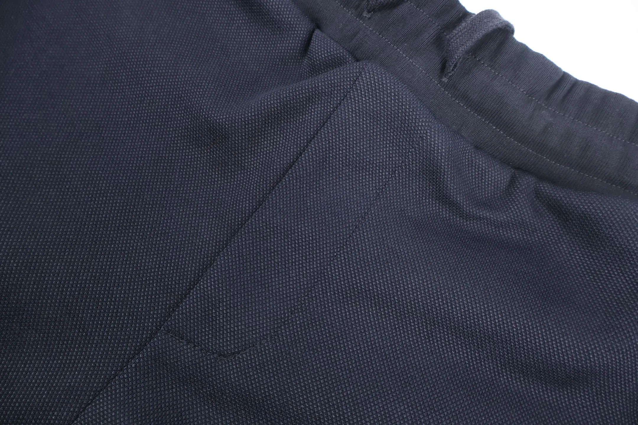 🅿️500 CD jacquard webbing trousers, originally purchased for 23,500, are made of cotton and technical yarn blending to bring a delicate texture. The two sides are decorated with Oblique cotton jersey jacquard webbing details, and the jacquard processing is processed to present a concave and convex three-dimensional texture. The three-label accessories are complete. The compact, regular mid-rise straight-leg trousers are cut in a style that can well modify the leg lines and highlight the slenderness of the leg lines. Size:S-M-L-XL