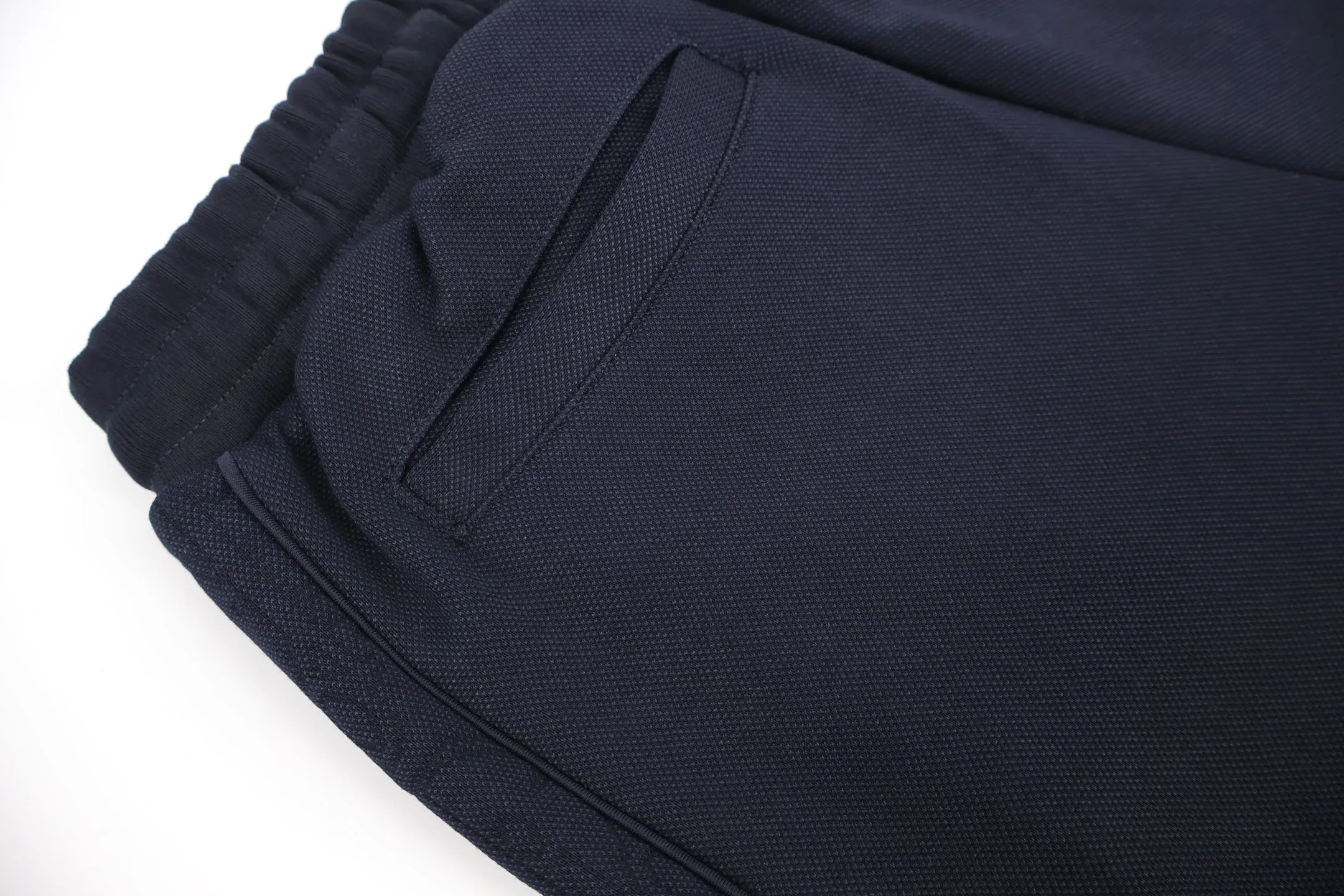 🅿️500 CD jacquard webbing trousers, originally purchased for 23,500, are made of cotton and technical yarn blending to bring a delicate texture. The two sides are decorated with Oblique cotton jersey jacquard webbing details, and the jacquard processing is processed to present a concave and convex three-dimensional texture. The three-label accessories are complete. The compact, regular mid-rise straight-leg trousers are cut in a style that can well modify the leg lines and highlight the slenderness of the leg lines. Size:S-M-L-XL