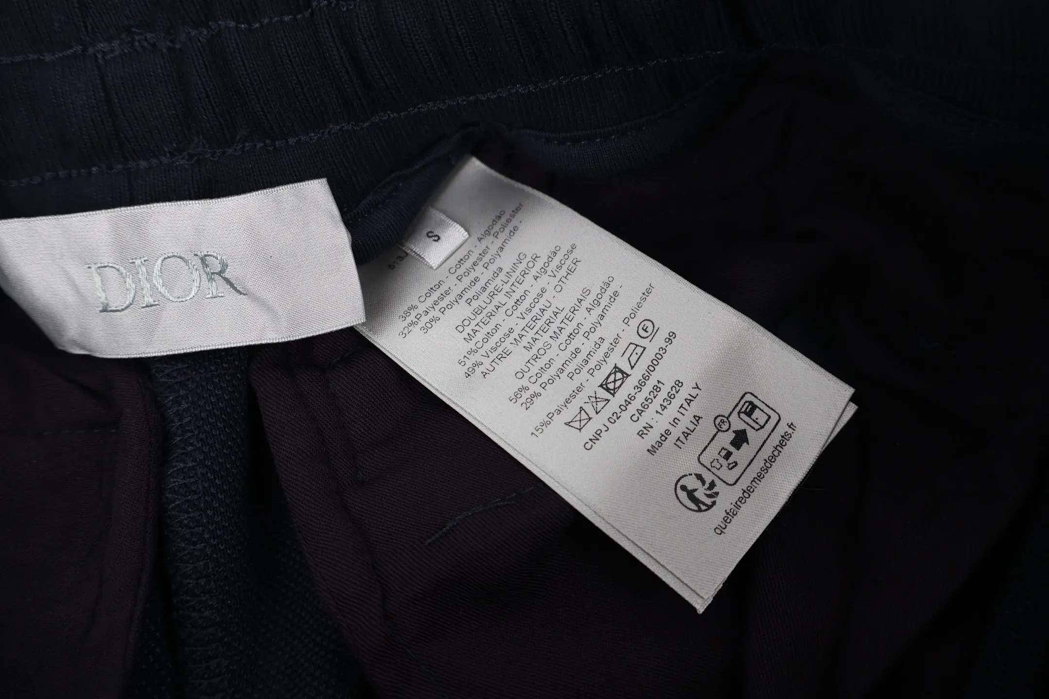 🅿️500 CD jacquard webbing trousers, originally purchased for 23,500, are made of cotton and technical yarn blending to bring a delicate texture. The two sides are decorated with Oblique cotton jersey jacquard webbing details, and the jacquard processing is processed to present a concave and convex three-dimensional texture. The three-label accessories are complete. The compact, regular mid-rise straight-leg trousers are cut in a style that can well modify the leg lines and highlight the slenderness of the leg lines. Size:S-M-L-XL