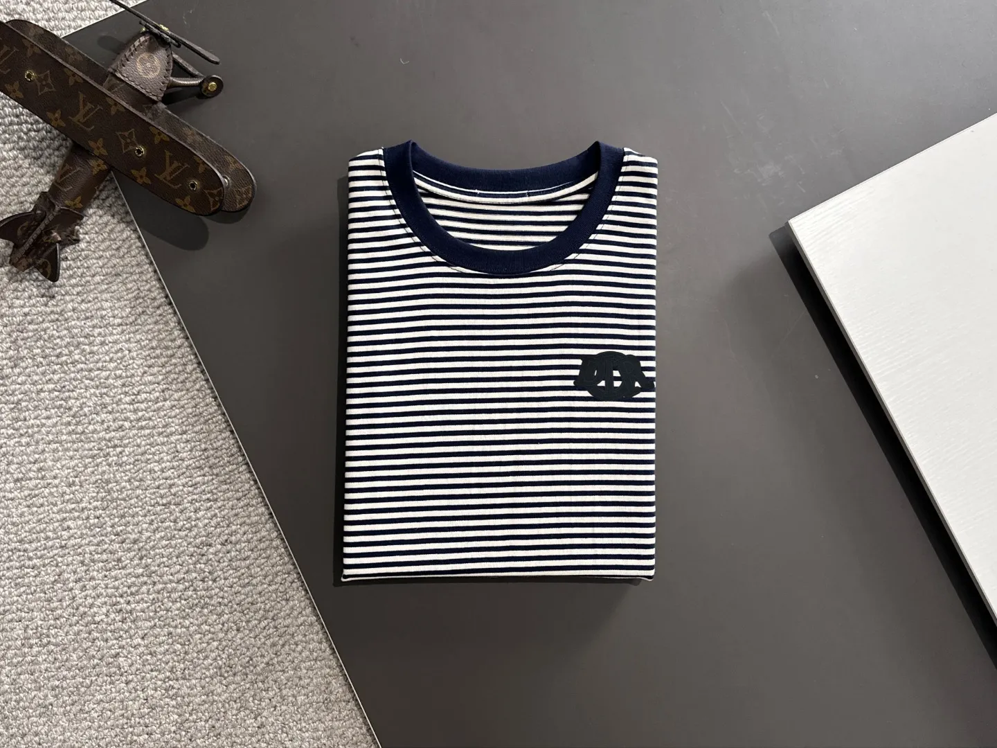 🅿️270 Shipped next day Dior 2025 early spring new style (top quality, differentiated currency) The launch of striped fabric short sleeves Early spring catwalk style Personalized and exclusive style Same style for men and women Made of imported custom dyed fabric Back collar chain bottom full shoulder coverage No deformation or shrinkage when exposed to water SIZE: M to 3XL