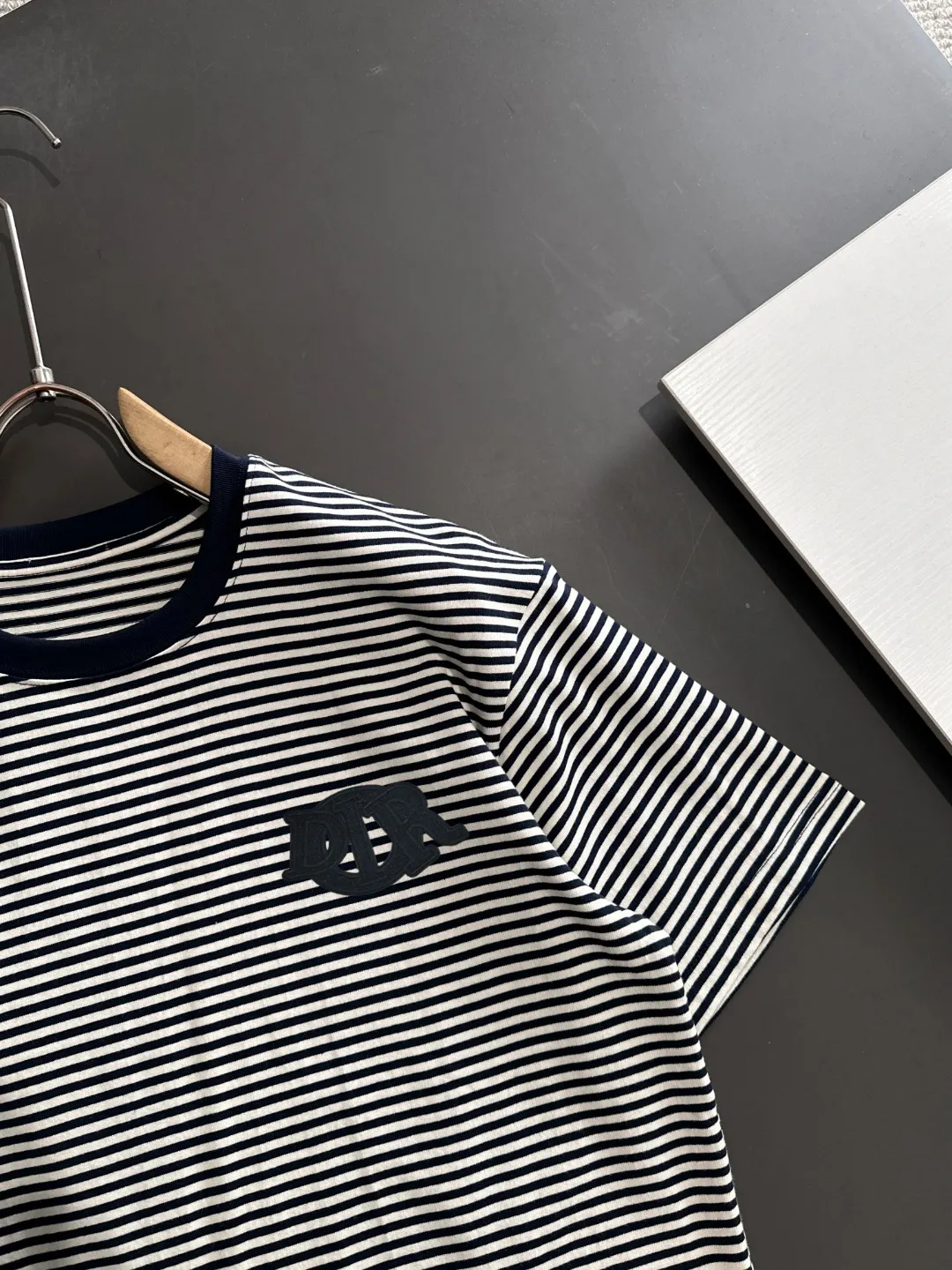 🅿️270 Shipped next day Dior 2025 early spring new style (top quality, differentiated currency) The launch of striped fabric short sleeves Early spring catwalk style Personalized and exclusive style Same style for men and women Made of imported custom dyed fabric Back collar chain bottom full shoulder coverage No deformation or shrinkage when exposed to water SIZE: M to 3XL