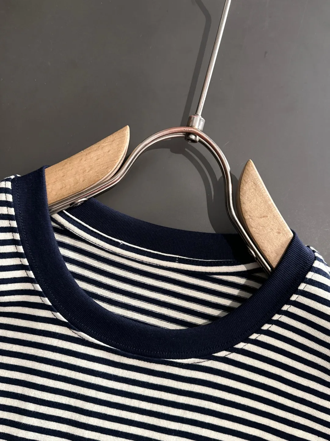 🅿️270 Shipped next day Dior 2025 early spring new style (top quality, differentiated currency) The launch of striped fabric short sleeves Early spring catwalk style Personalized and exclusive style Same style for men and women Made of imported custom dyed fabric Back collar chain bottom full shoulder coverage No deformation or shrinkage when exposed to water SIZE: M to 3XL