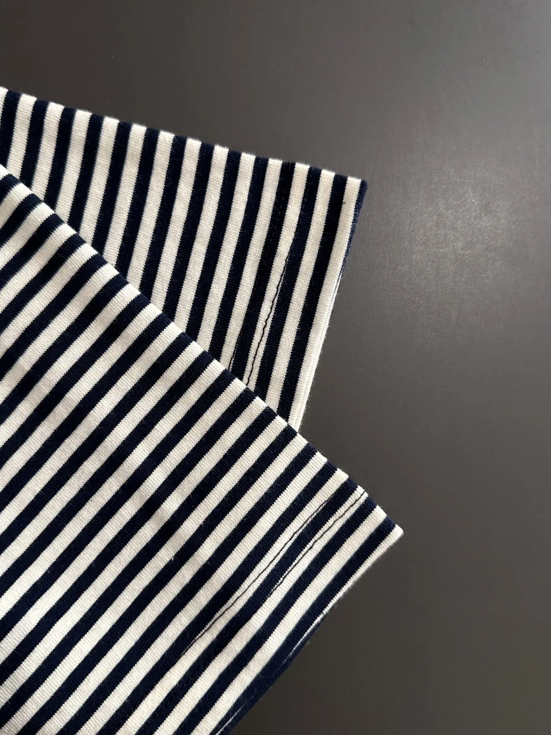 🅿️270 Shipped next day Dior 2025 early spring new style (top quality, differentiated currency) The launch of striped fabric short sleeves Early spring catwalk style Personalized and exclusive style Same style for men and women Made of imported custom dyed fabric Back collar chain bottom full shoulder coverage No deformation or shrinkage when exposed to water SIZE: M to 3XL
