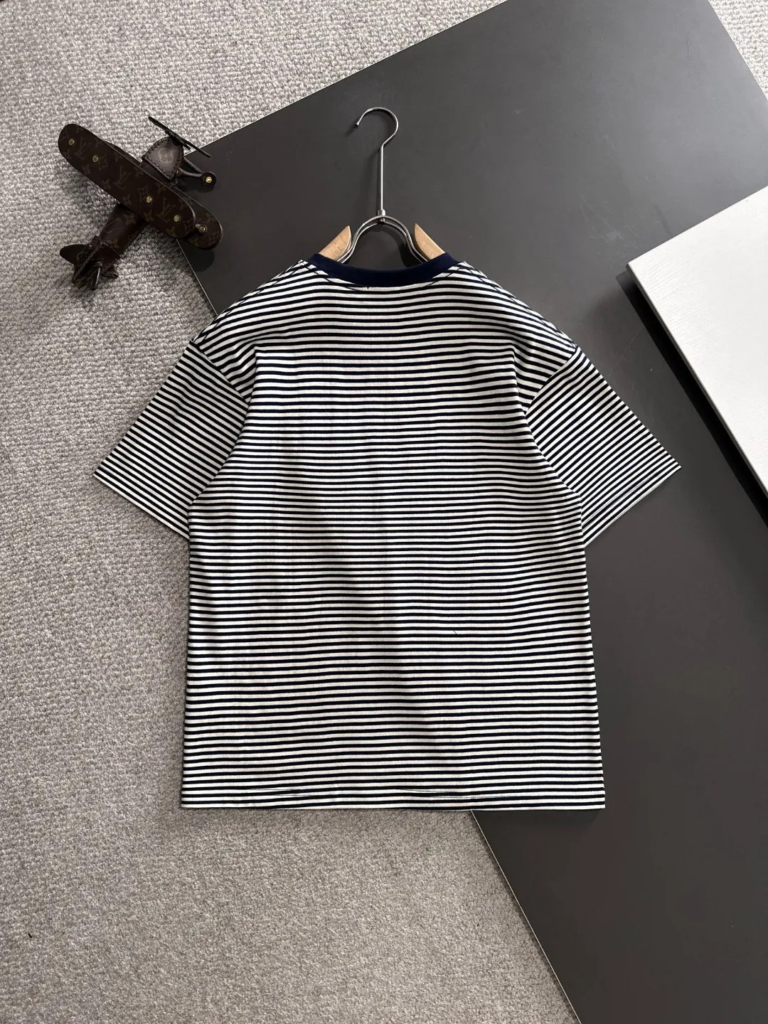 🅿️270 Shipped next day Dior 2025 early spring new style (top quality, differentiated currency) The launch of striped fabric short sleeves Early spring catwalk style Personalized and exclusive style Same style for men and women Made of imported custom dyed fabric Back collar chain bottom full shoulder coverage No deformation or shrinkage when exposed to water SIZE: M to 3XL