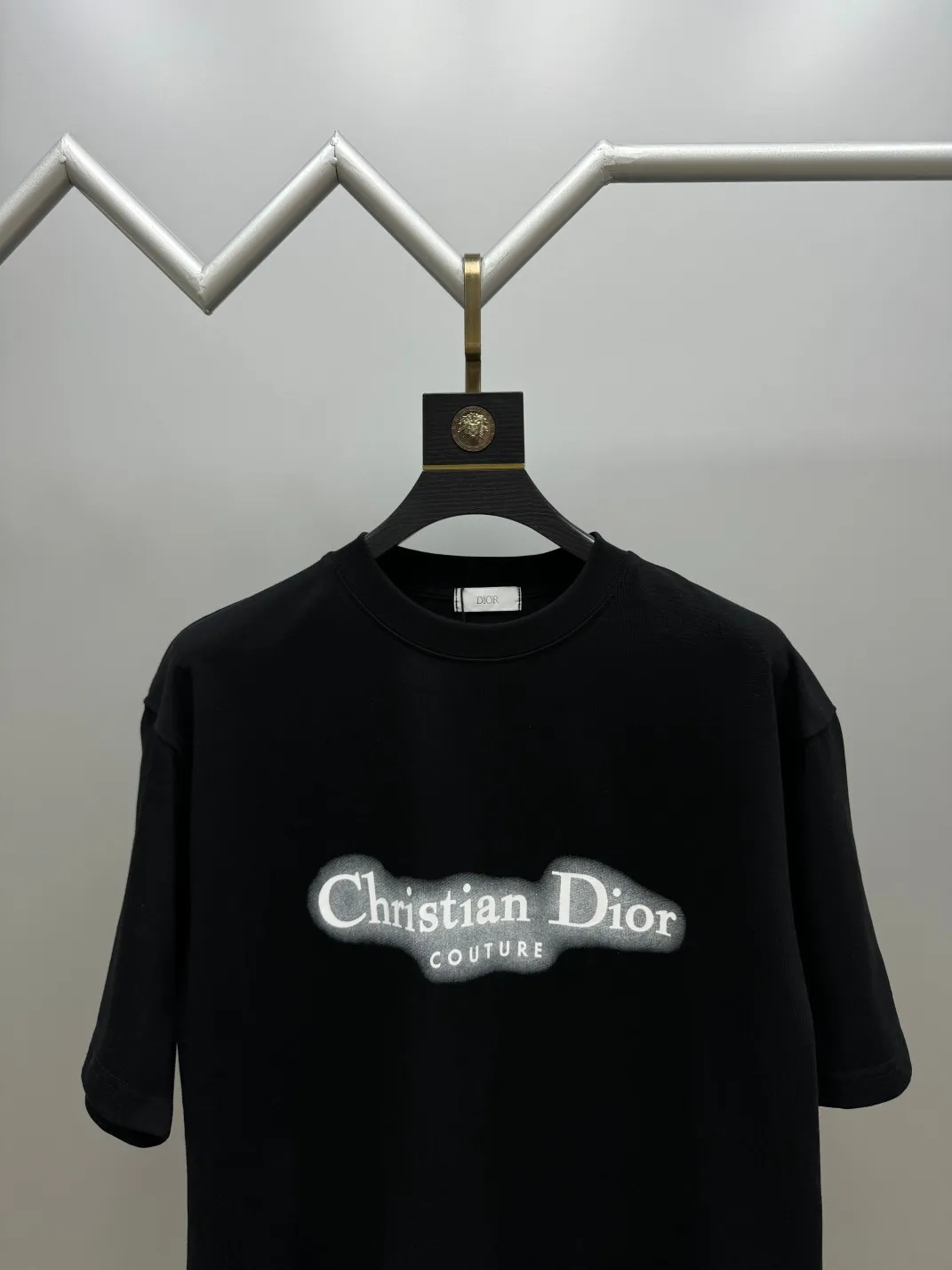 🅿️210 (top version, differentiated currency) will not be taken off the shelves all year round, sell with confidence. Style: Dior/DIO.R short-sleeved T-shirt. Fabric: 300g double yarn 100% cotton. Rib: 320g heavy Sorona 1*1 trendy brand. Craftsmanship: high-definition night flash printed logo. Color: black. Size: XS S M L. Gender-neutral. Same style for men and women.