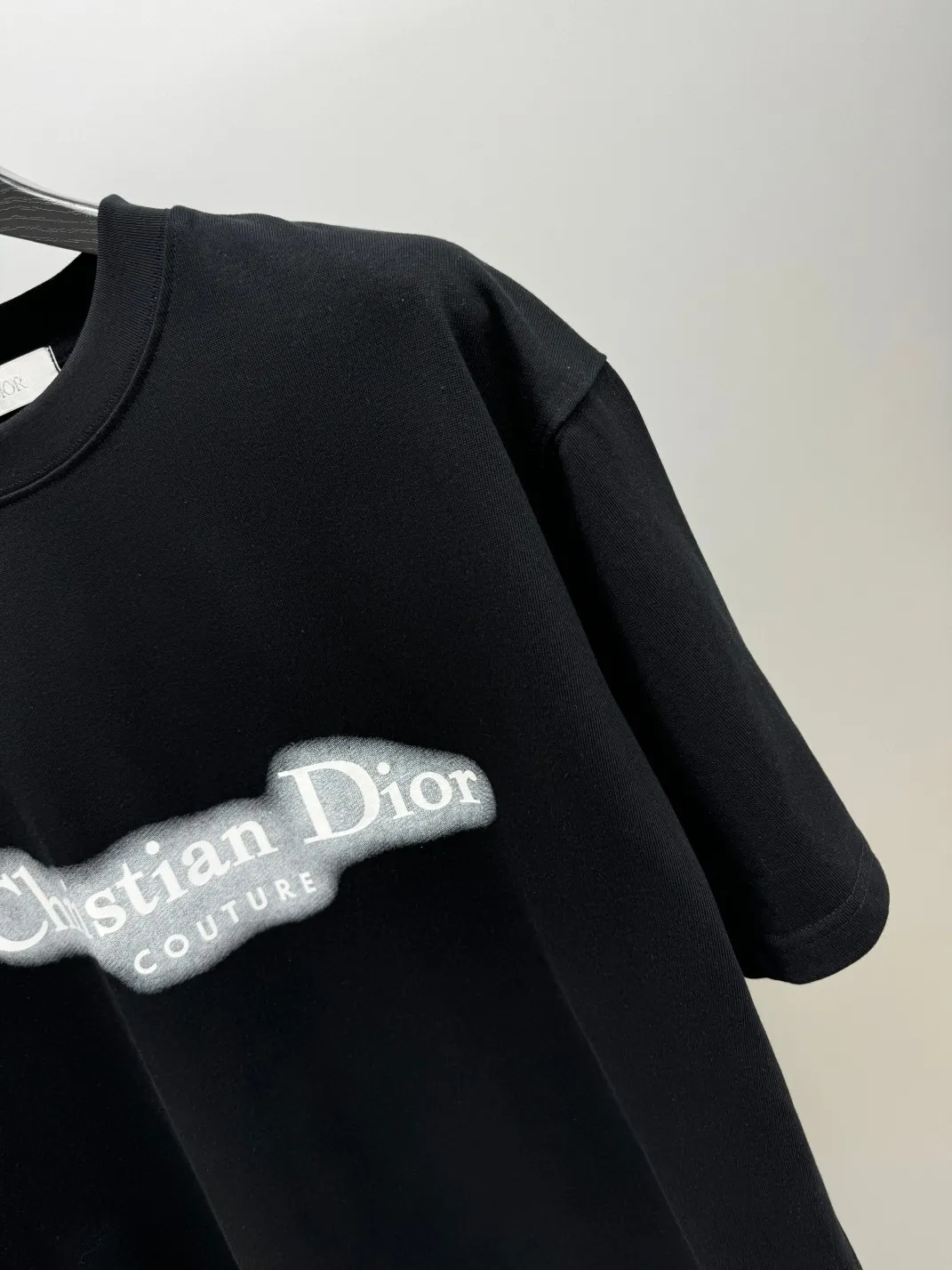 🅿️210 (top version, differentiated currency) will not be taken off the shelves all year round, sell with confidence. Style: Dior/DIO.R short-sleeved T-shirt. Fabric: 300g double yarn 100% cotton. Rib: 320g heavy Sorona 1*1 trendy brand. Craftsmanship: high-definition night flash printed logo. Color: black. Size: XS S M L. Gender-neutral. Same style for men and women.