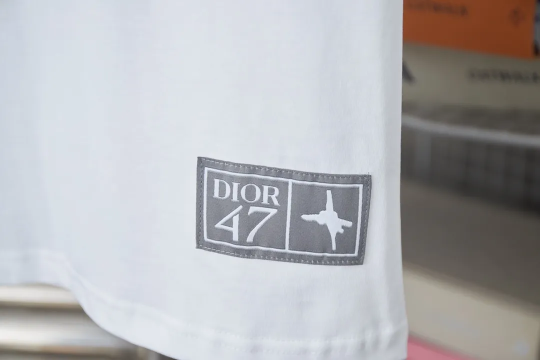🅿️190 Christian Dior CD 25SS early spring new model, joint ski series logo embroidered short sleeves, light luxury, essential item for daily commuting for men and women, correct version, welcome to compare, detailed features · 280g 100% pure cotton double yarn jersey fabric · Custom dyed in the same cylinder, special thickened 32 count double-strand 1X1 thread · Imported Tadajima machine high-density embroidery · Double-needle stitching and cross-stitching process · Original main mark, washed tag, brand moisture-proof paper packaging Color: White/Black Size: S/M/L/XL
