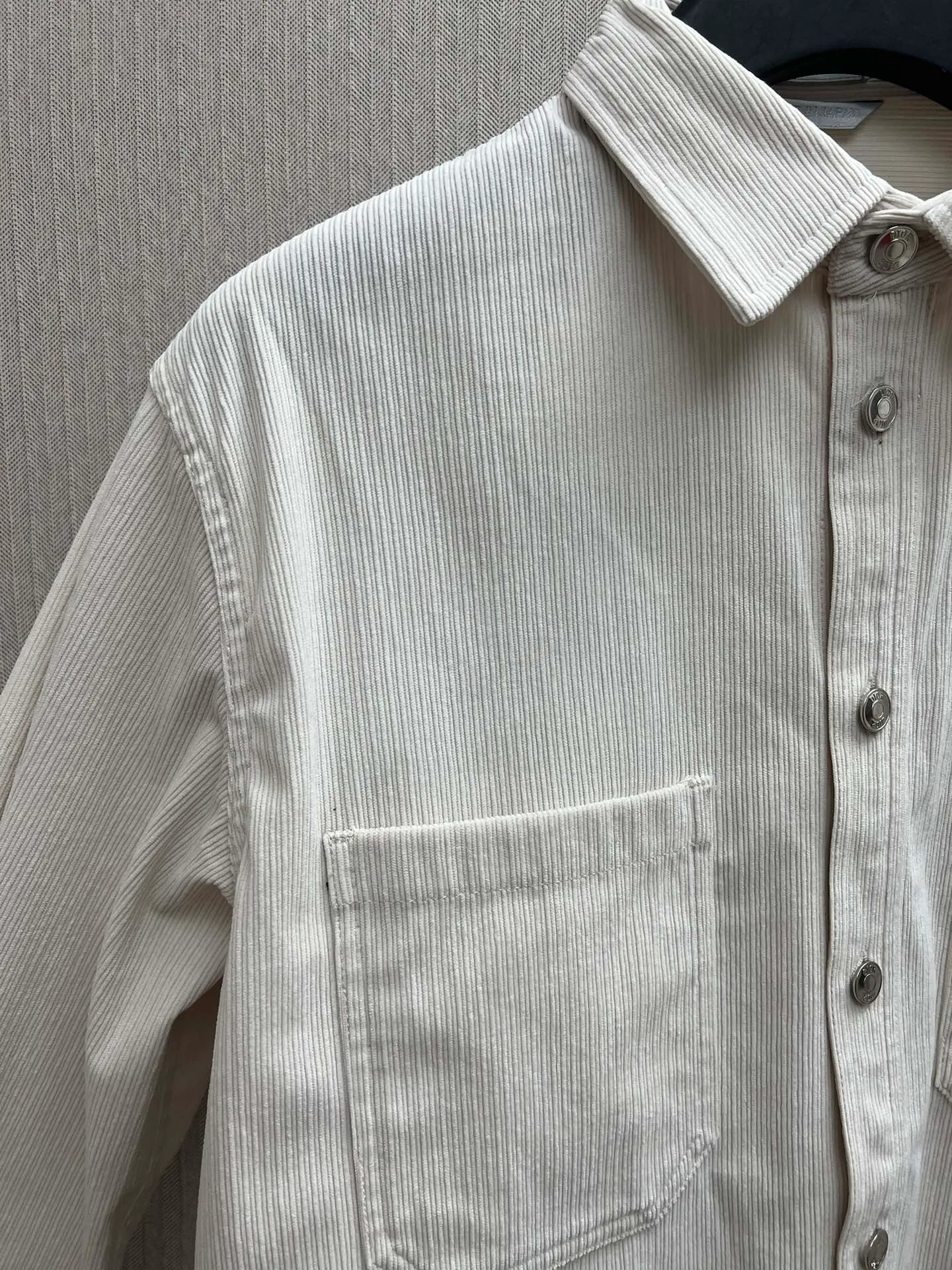 🅿️440 Dior 25ss new coat shirt is a new product of the 2025 winter men's wear series. It is decorated with the Dior love logo inspired by the Dior archives, paying tribute to Dior's heritage. Crafted from white cotton corduroy, it features two chest patch pockets and metal snap fastening. Pair with jeans from the same series for a refined look. Number of yards: 38.39.40.41.