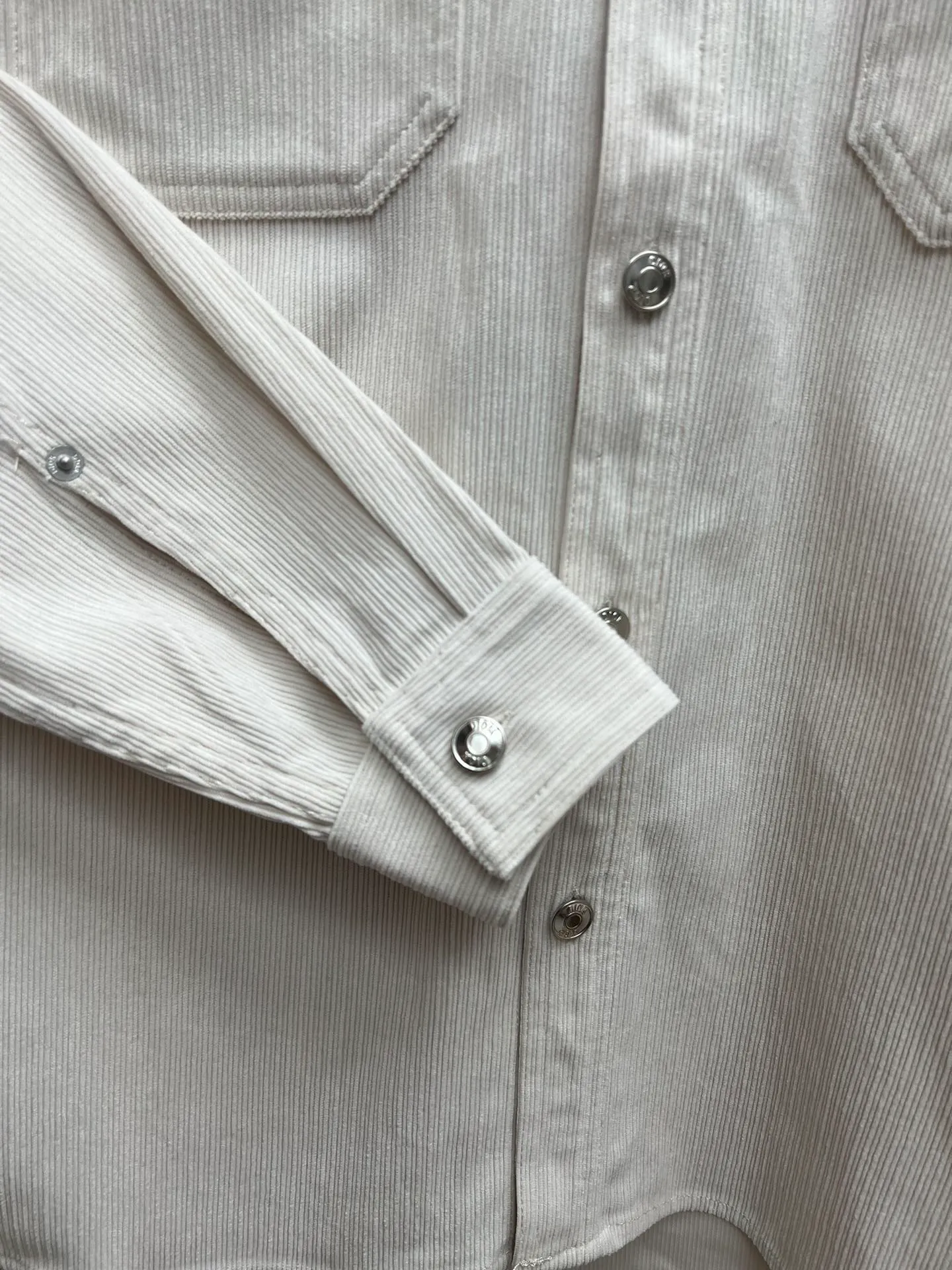🅿️440 Dior 25ss new coat shirt is a new product of the 2025 winter men's wear series. It is decorated with the Dior love logo inspired by the Dior archives, paying tribute to Dior's heritage. Crafted from white cotton corduroy, it features two chest patch pockets and metal snap fastening. Pair with jeans from the same series for a refined look. Number of yards: 38.39.40.41.