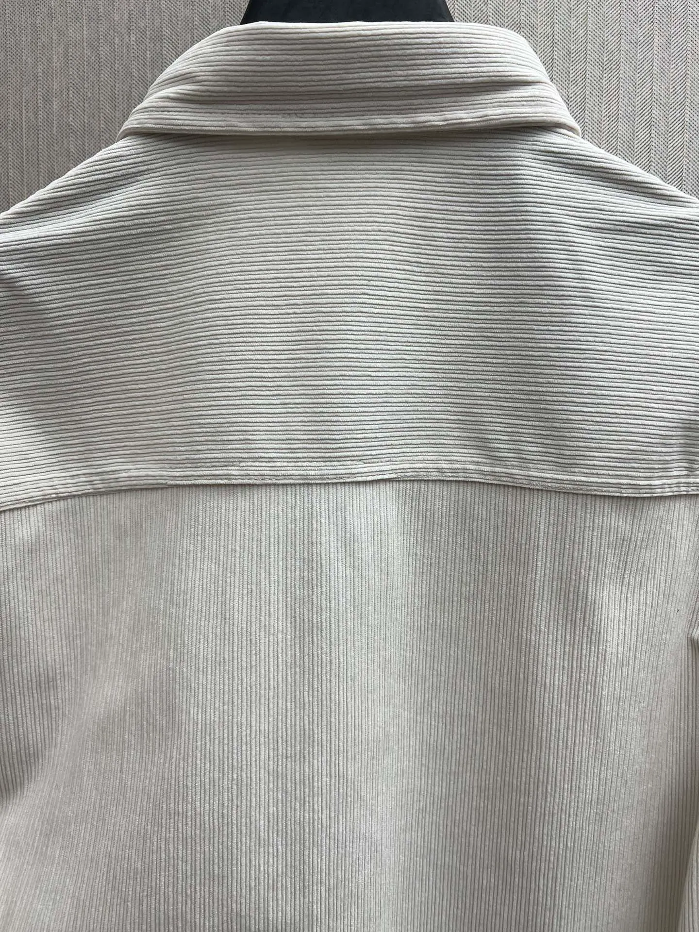 🅿️440 Dior 25ss new coat shirt is a new product of the 2025 winter men's wear series. It is decorated with the Dior love logo inspired by the Dior archives, paying tribute to Dior's heritage. Crafted from white cotton corduroy, it features two chest patch pockets and metal snap fastening. Pair with jeans from the same series for a refined look. Number of yards: 38.39.40.41.