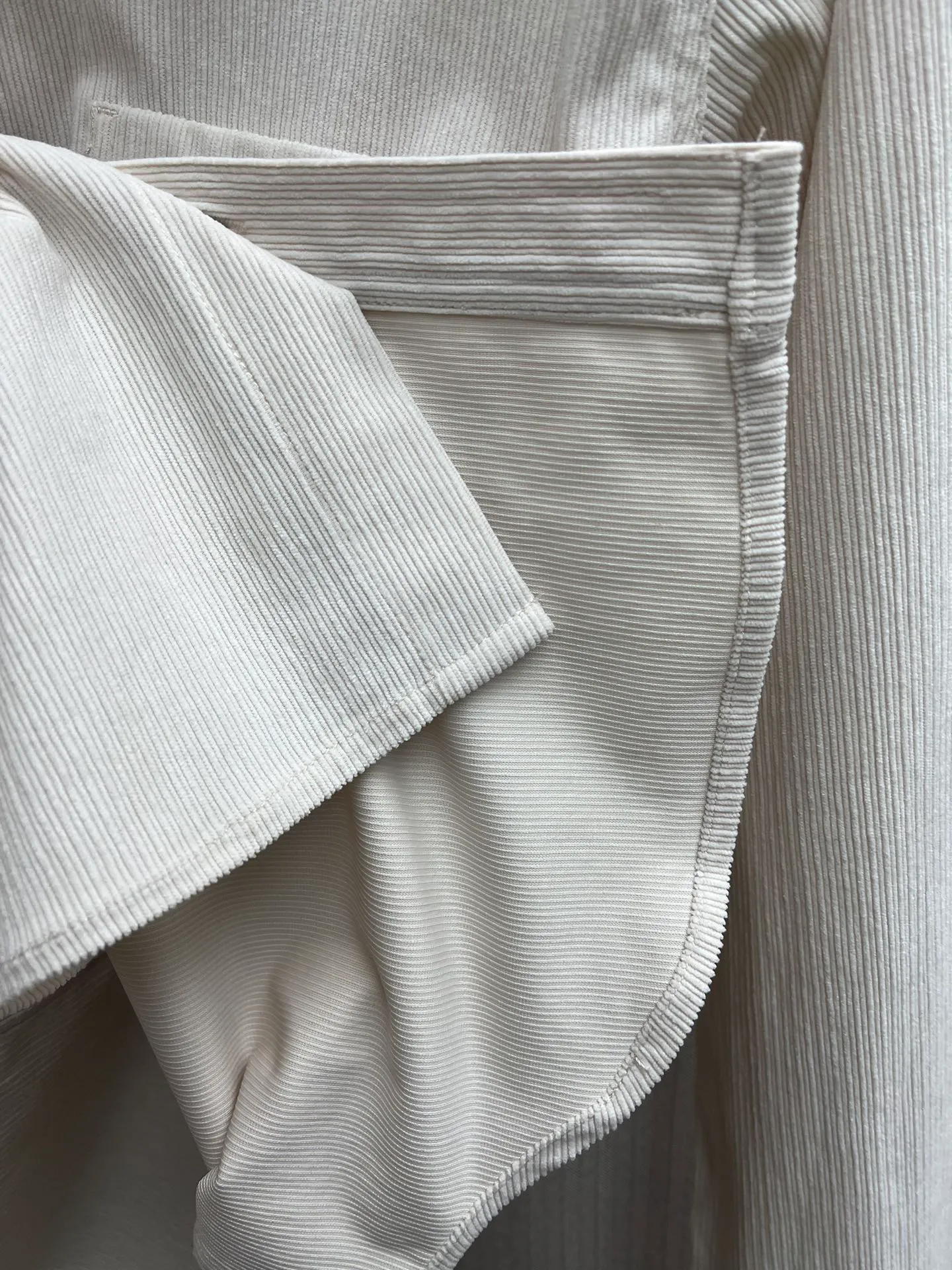 🅿️440 Dior 25ss new coat shirt is a new product of the 2025 winter men's wear series. It is decorated with the Dior love logo inspired by the Dior archives, paying tribute to Dior's heritage. Crafted from white cotton corduroy, it features two chest patch pockets and metal snap fastening. Pair with jeans from the same series for a refined look. Number of yards: 38.39.40.41.