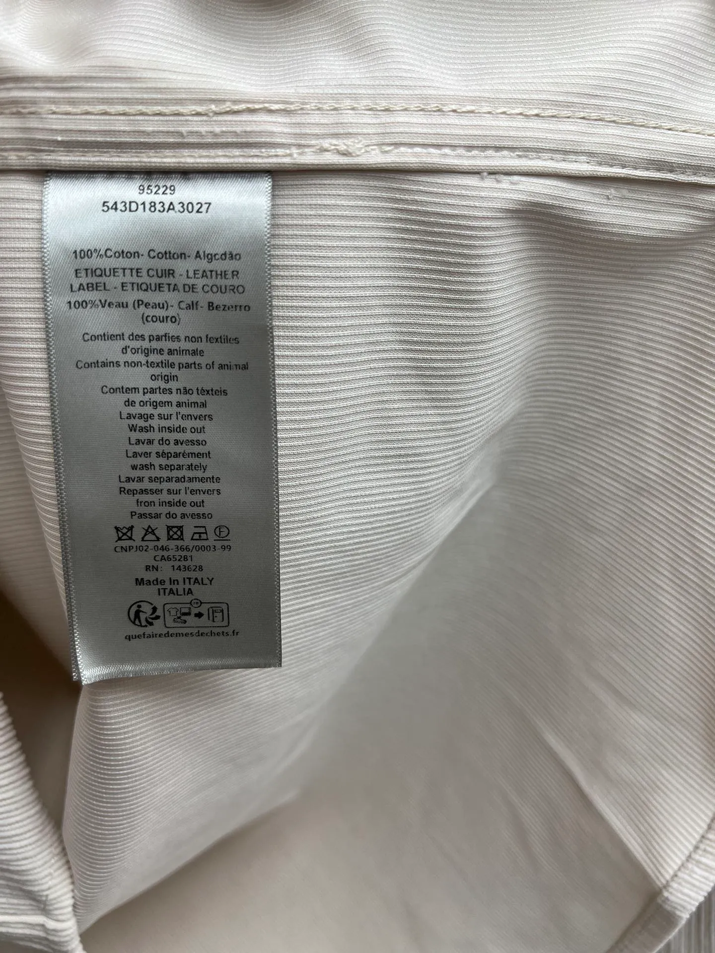 🅿️440 Dior 25ss new coat shirt is a new product of the 2025 winter men's wear series. It is decorated with the Dior love logo inspired by the Dior archives, paying tribute to Dior's heritage. Crafted from white cotton corduroy, it features two chest patch pockets and metal snap fastening. Pair with jeans from the same series for a refined look. Number of yards: 38.39.40.41.