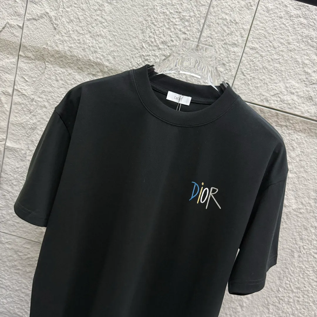 🅿️180 Dio* Dior 2025 spring and summer new style Classic four-color letter embroidery Customized double yarn plain cotton fabric Short-sleeved T-shirt Unisex Size: S (90-130 catties) M (120-150 catties) L (140-165 catties) XL (160-180 catties) XXL (180-210 catties) Color: black white