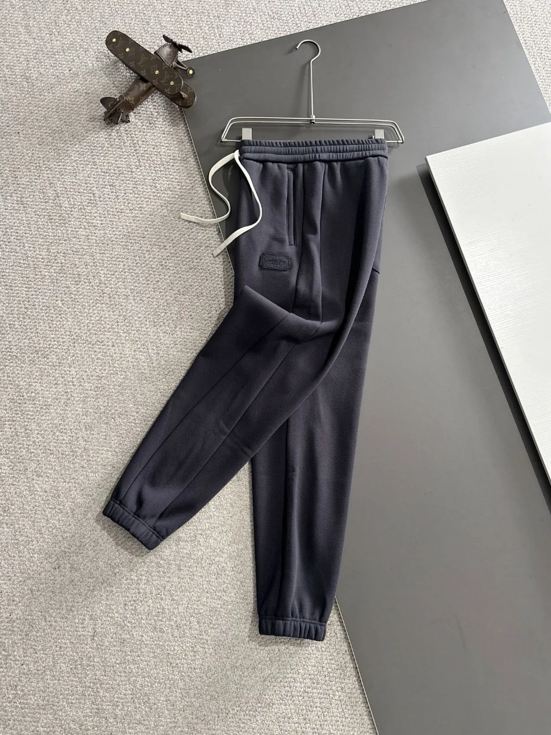 🅿️380 next day shipping Dior 2025 new early spring elastic band casual pants, thickened with velvet to keep warm. The custom-made fabrics at the counter are highly breathable and comfortable, with impeccable details and brand element design concepts, reflecting high quality. It feels delicate and soft! It presents a casual cut and the upper body shape is great! Size: M-4XL