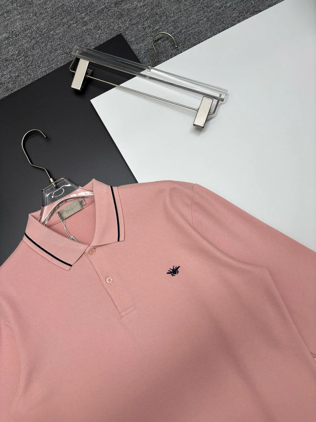 🅿️260 DIOR Dior's new embroidered long-sleeved Polo shirt. Original fabric. Official same style. Made of 250 grams of pure cotton pique fabric, custom-made in the same vat. Very comfortable and smooth feel. Very wide and stylish. Produced by a first-line brand factory. Imported Behringer embroidery machine. The embroidery is full and textured. The collar rib is woven with imported yarn. It does not deform after long-term wear. The latest autumn and winter style. Fashionable and individual. Super versatile and good-looking. It is very suitable for both men and women. A must-have item. Color: black, white, blue, pink. Size: M-3XL