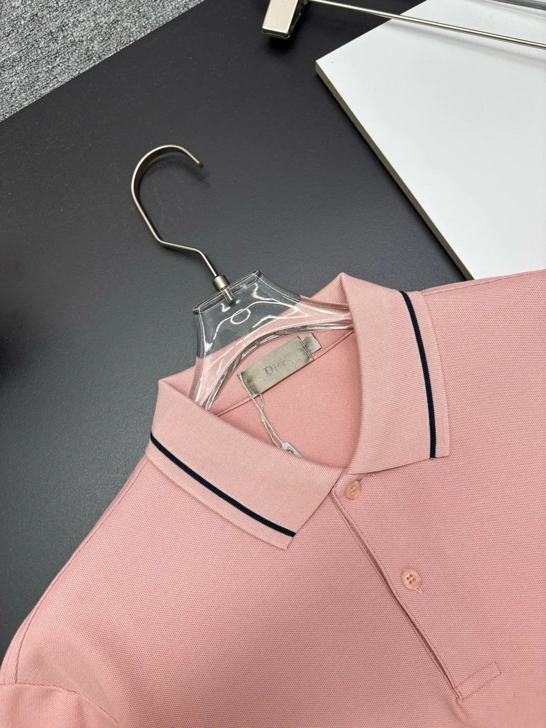 🅿️260 DIOR Dior's new embroidered long-sleeved Polo shirt. Original fabric. Official same style. Made of 250 grams of pure cotton pique fabric, custom-made in the same vat. Very comfortable and smooth feel. Very wide and stylish. Produced by a first-line brand factory. Imported Behringer embroidery machine. The embroidery is full and textured. The collar rib is woven with imported yarn. It does not deform after long-term wear. The latest autumn and winter style. Fashionable and individual. Super versatile and good-looking. It is very suitable for both men and women. A must-have item. Color: black, white, blue, pink. Size: M-3XL