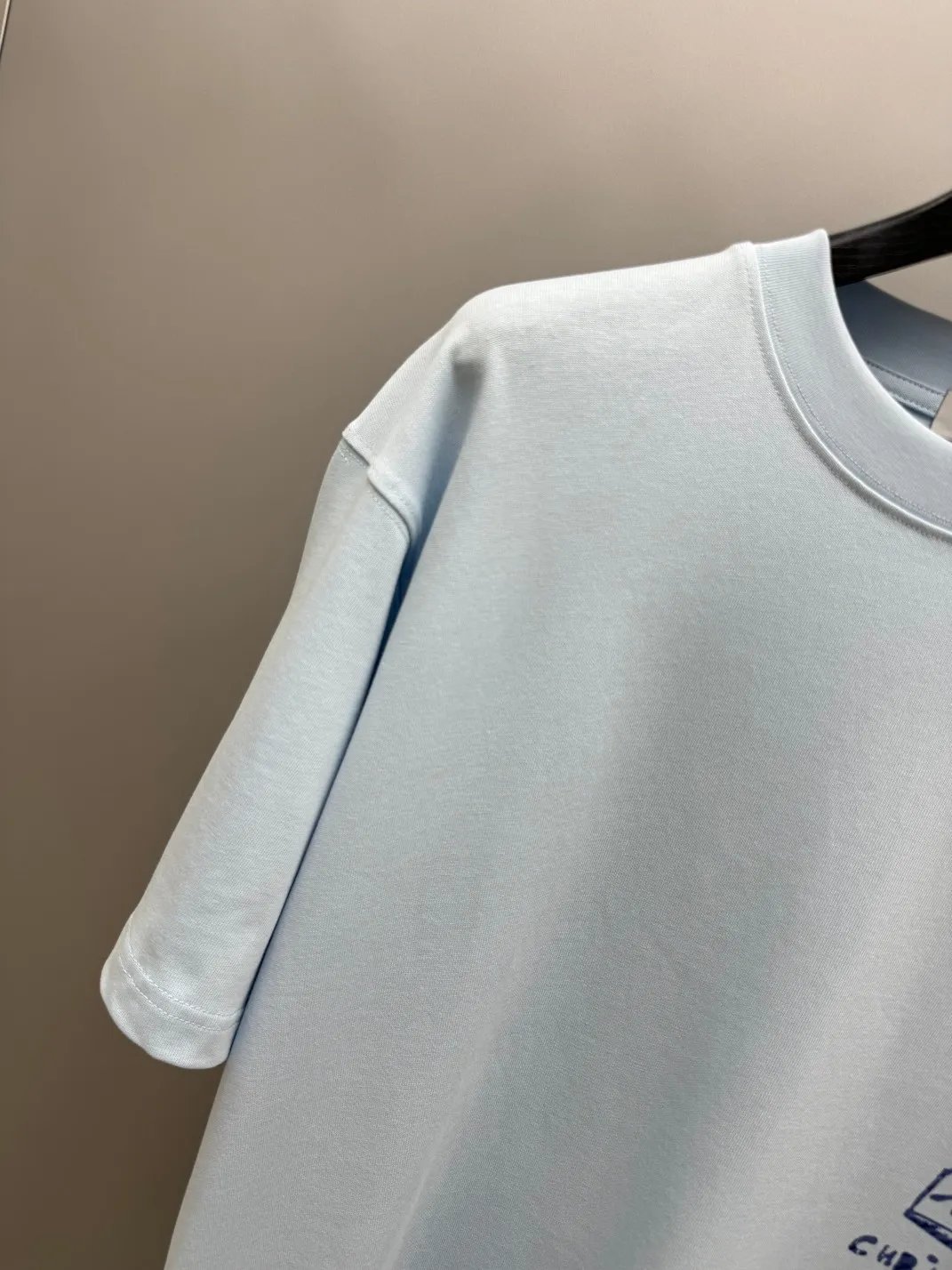 🅿️220 (top version, different currency) will not be taken off the shelves all year round, sell with confidence Style: Dior/DIO.R short-sleeved T-shirt Fabric: 300g heavy double yarn 100% cotton Rib: 320g heavy Sorona 1*1 trendy brand Craftsmanship: high-definition digital printing logo Color: white light blue Size: XS S M L No gender distinction, same style for men and women