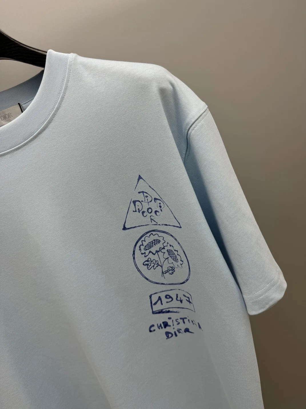 🅿️220 (top version, different currency) will not be taken off the shelves all year round, sell with confidence Style: Dior/DIO.R short-sleeved T-shirt Fabric: 300g heavy double yarn 100% cotton Rib: 320g heavy Sorona 1*1 trendy brand Craftsmanship: high-definition digital printing logo Color: white light blue Size: XS S M L No gender distinction, same style for men and women