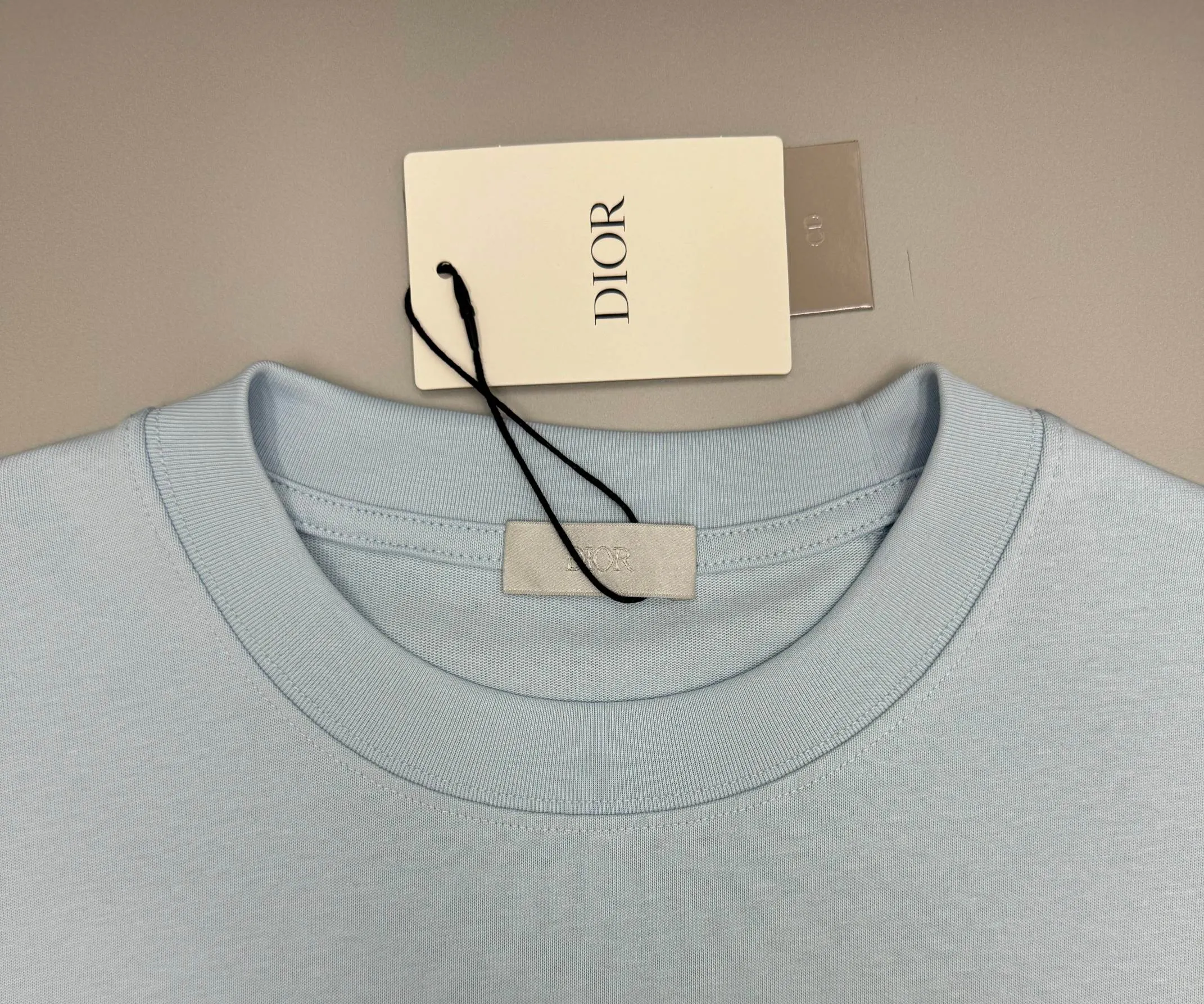 🅿️220 (top version, different currency) will not be taken off the shelves all year round, sell with confidence Style: Dior/DIO.R short-sleeved T-shirt Fabric: 300g heavy double yarn 100% cotton Rib: 320g heavy Sorona 1*1 trendy brand Craftsmanship: high-definition digital printing logo Color: white light blue Size: XS S M L No gender distinction, same style for men and women