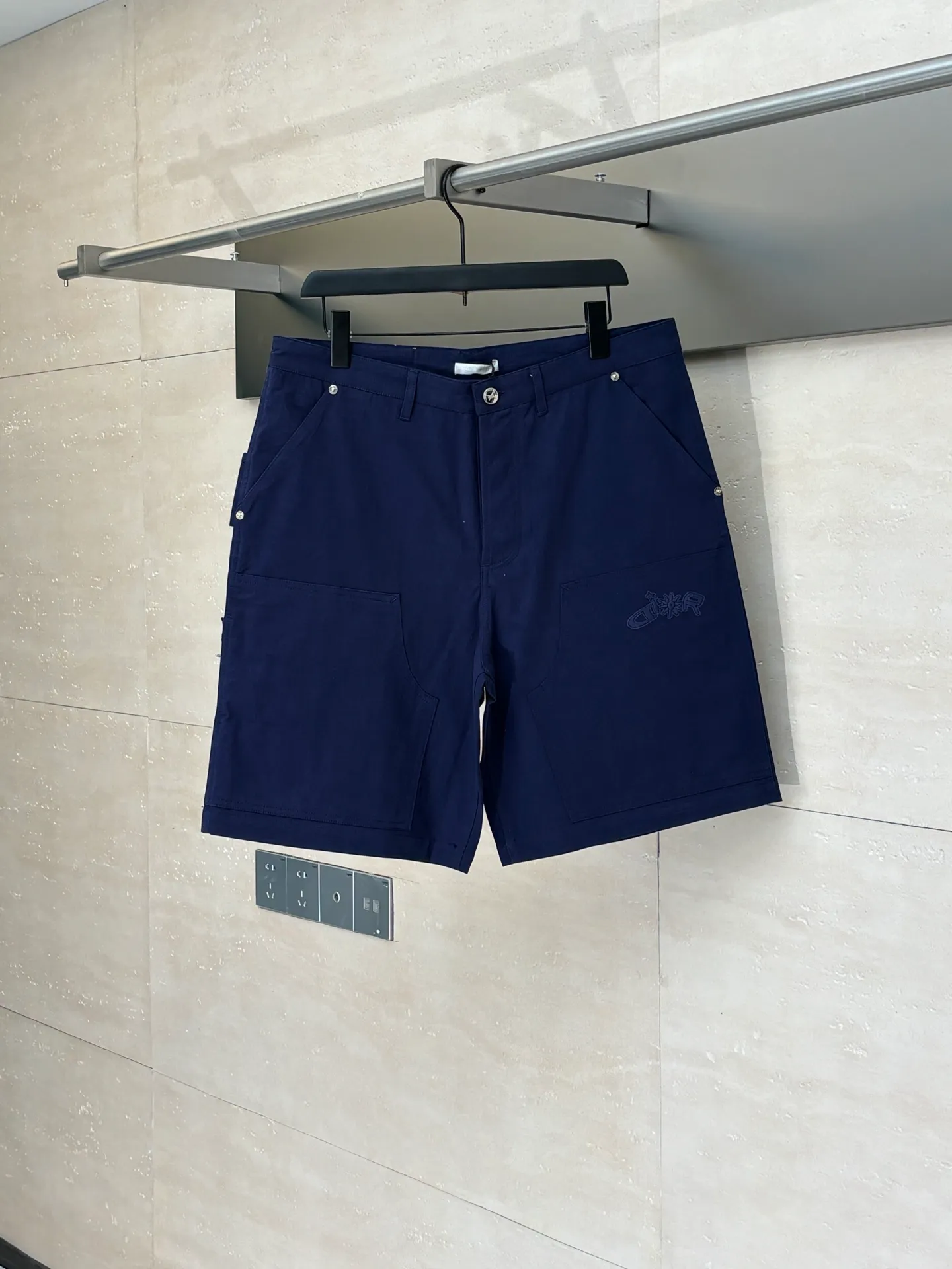 🅿️410 Dio*/Dior LH Hamilton co-branded embroidered logo shorts feel soft and sinewy, not comparable to cheap products! It uses a fabric pre-shrinking and setting machine imported from Italy. It does not deform or shrink no matter how many times it is washed, and the color is firmly locked in. The more I look at it, the more I like it! The chest and trouser legs are decorated with embroidery, and every stitch of the Swiss high-precision embroidery machine is stably and accurately embroidered. The lines of the joint pattern are smooth and the same color as the fabric but has a sense of hierarchy! The old letter printed label on the back waist, high temperature and high pressure "welds" the pattern on the fabric, which can be matched with many types of clothing to create a fashionable look. Customized accessories, complete with three standards, the same style for men and women!  Size：S/M/L/XL