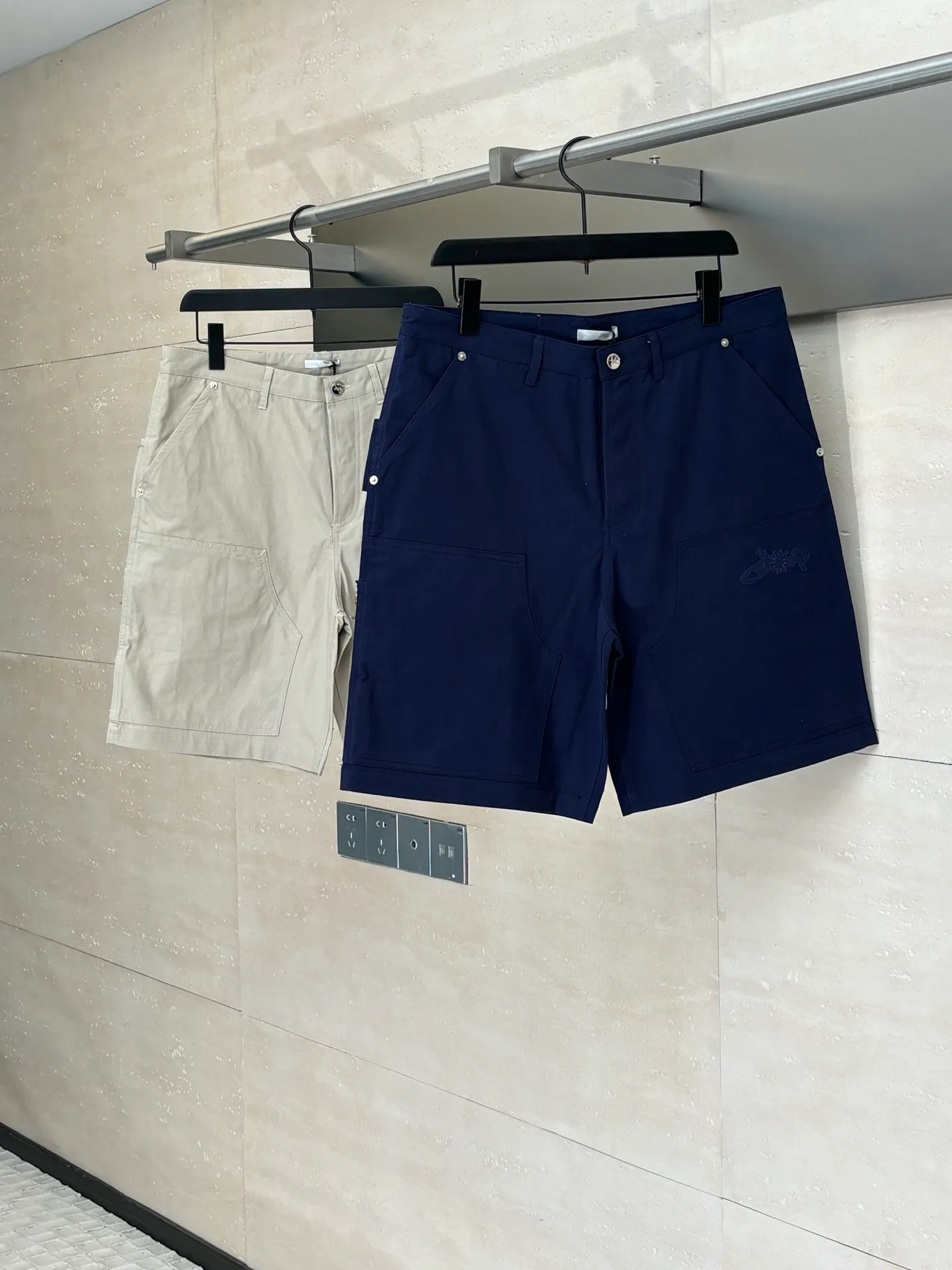 🅿️410 Dio*/Dior LH Hamilton co-branded embroidered logo shorts feel soft and sinewy, not comparable to cheap products! It uses a fabric pre-shrinking and setting machine imported from Italy. It does not deform or shrink no matter how many times it is washed, and the color is firmly locked in. The more I look at it, the more I like it! The chest and trouser legs are decorated with embroidery, and every stitch of the Swiss high-precision embroidery machine is stably and accurately embroidered. The lines of the joint pattern are smooth and the same color as the fabric but has a sense of hierarchy! The old letter printed label on the back waist, high temperature and high pressure "welds" the pattern on the fabric, which can be matched with many types of clothing to create a fashionable look. Customized accessories, complete with three standards, the same style for men and women!  Size：S/M/L/XL