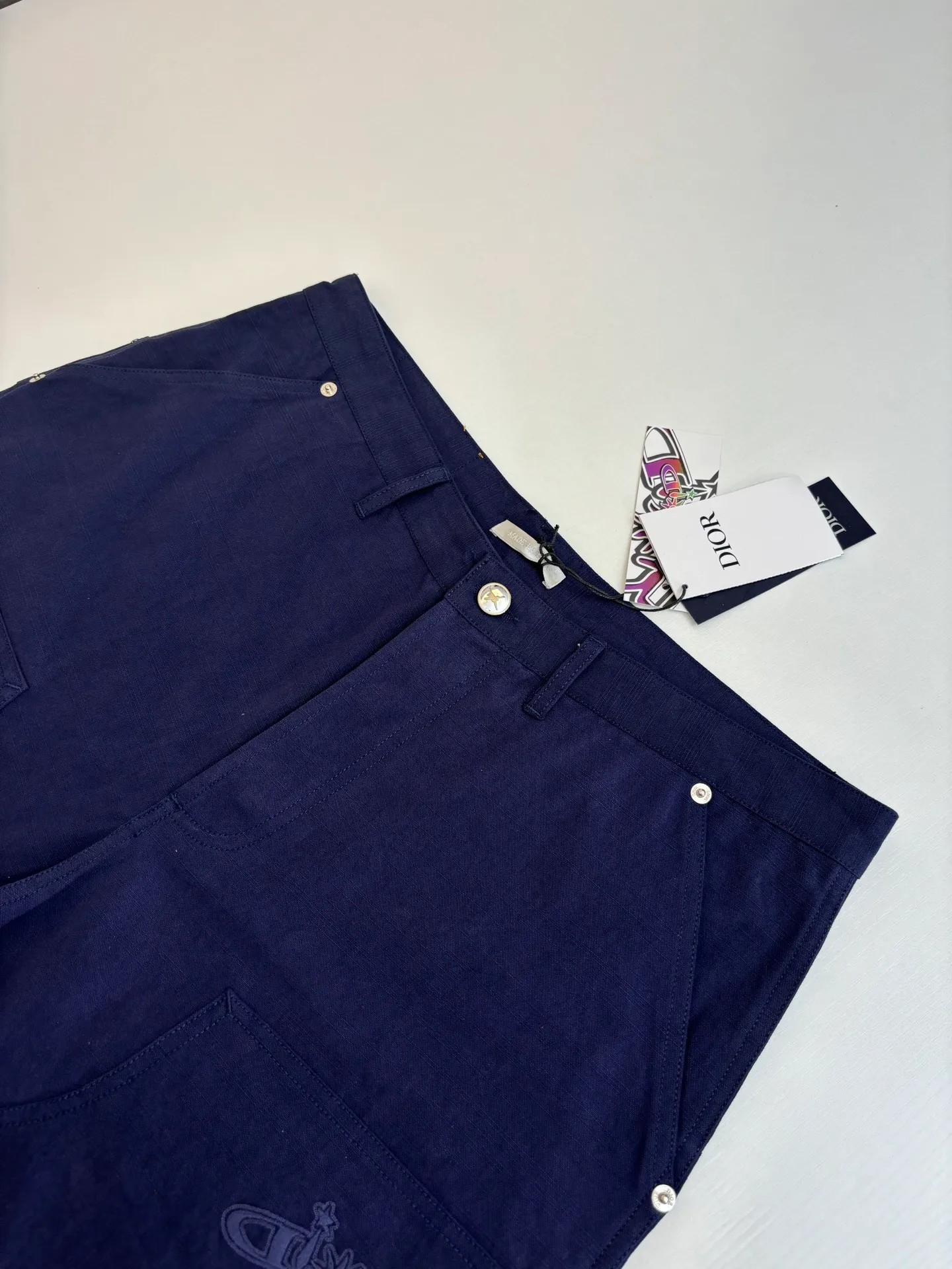 🅿️410 Dio*/Dior LH Hamilton co-branded embroidered logo shorts feel soft and sinewy, not comparable to cheap products! It uses a fabric pre-shrinking and setting machine imported from Italy. It does not deform or shrink no matter how many times it is washed, and the color is firmly locked in. The more I look at it, the more I like it! The chest and trouser legs are decorated with embroidery, and every stitch of the Swiss high-precision embroidery machine is stably and accurately embroidered. The lines of the joint pattern are smooth and the same color as the fabric but has a sense of hierarchy! The old letter printed label on the back waist, high temperature and high pressure "welds" the pattern on the fabric, which can be matched with many types of clothing to create a fashionable look. Customized accessories, complete with three standards, the same style for men and women!  Size：S/M/L/XL